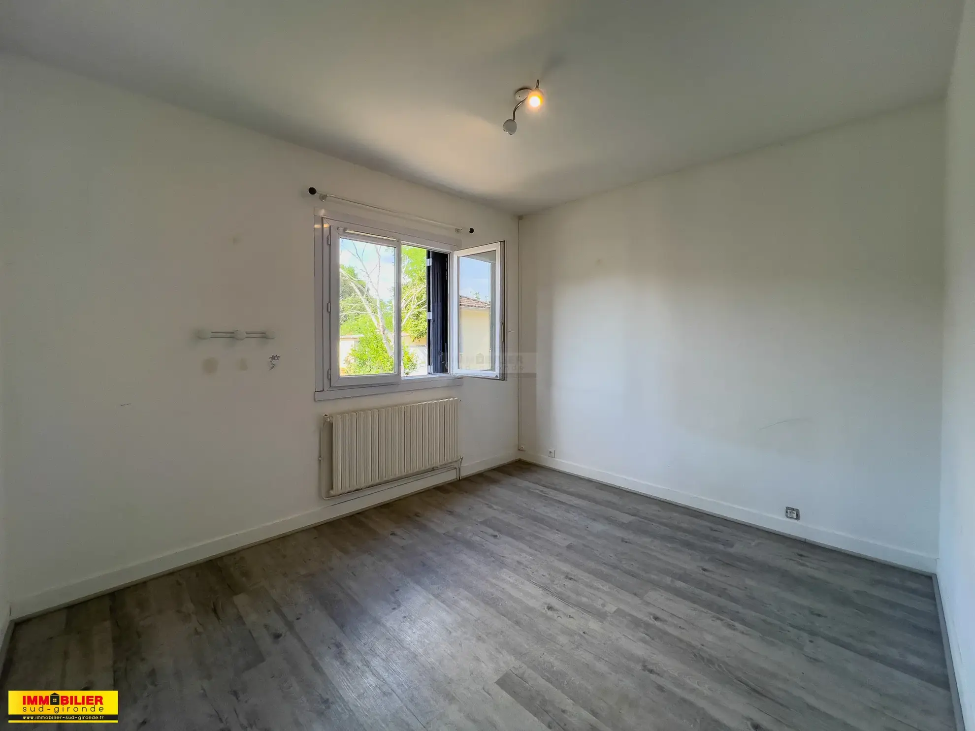 Maison familiale avec piscine à Langon - 4 chambres, grand jardin, proximité écoles et commodités 