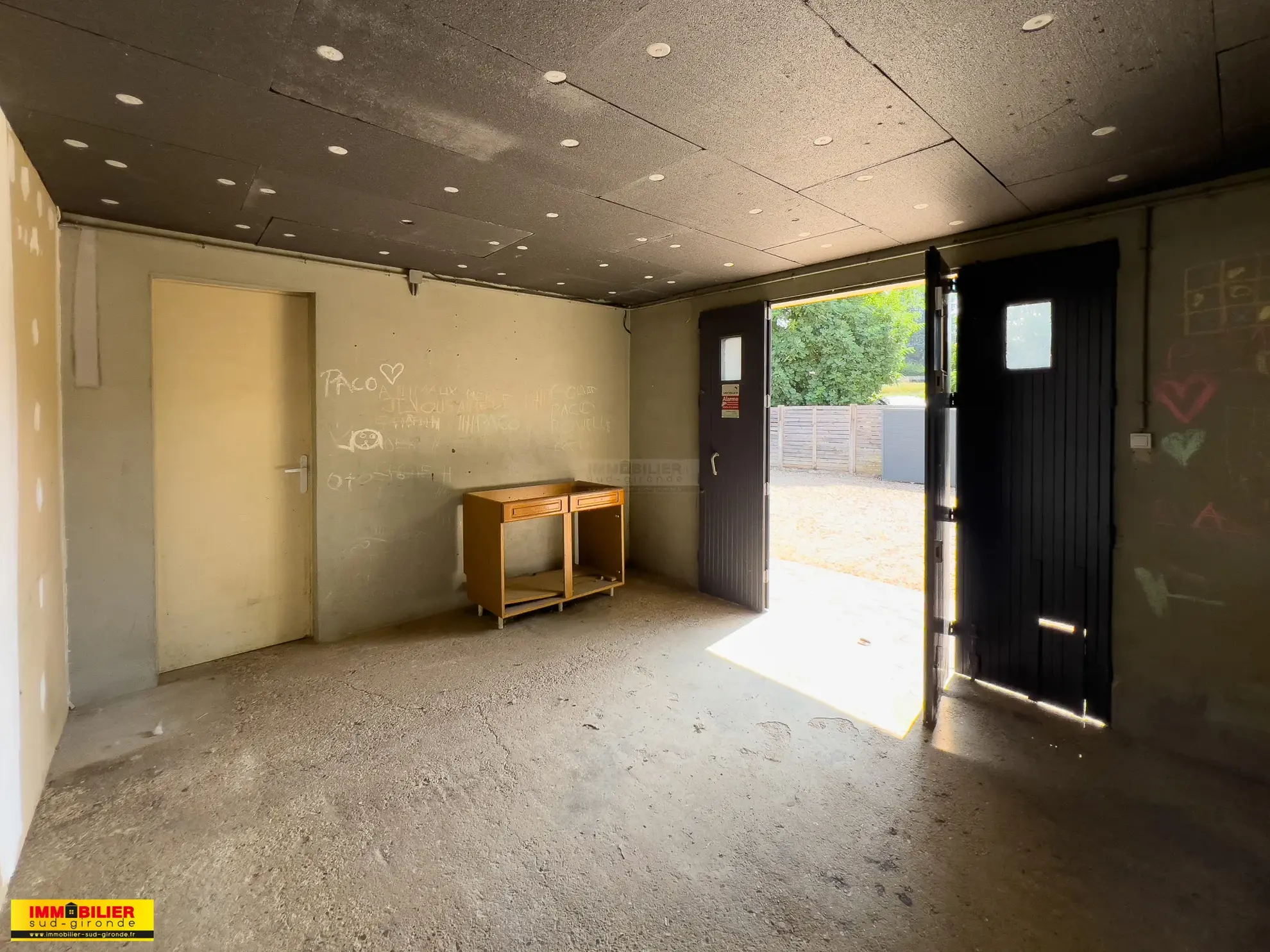 Maison familiale avec piscine à Langon - 4 chambres, grand jardin, proximité écoles et commodités 