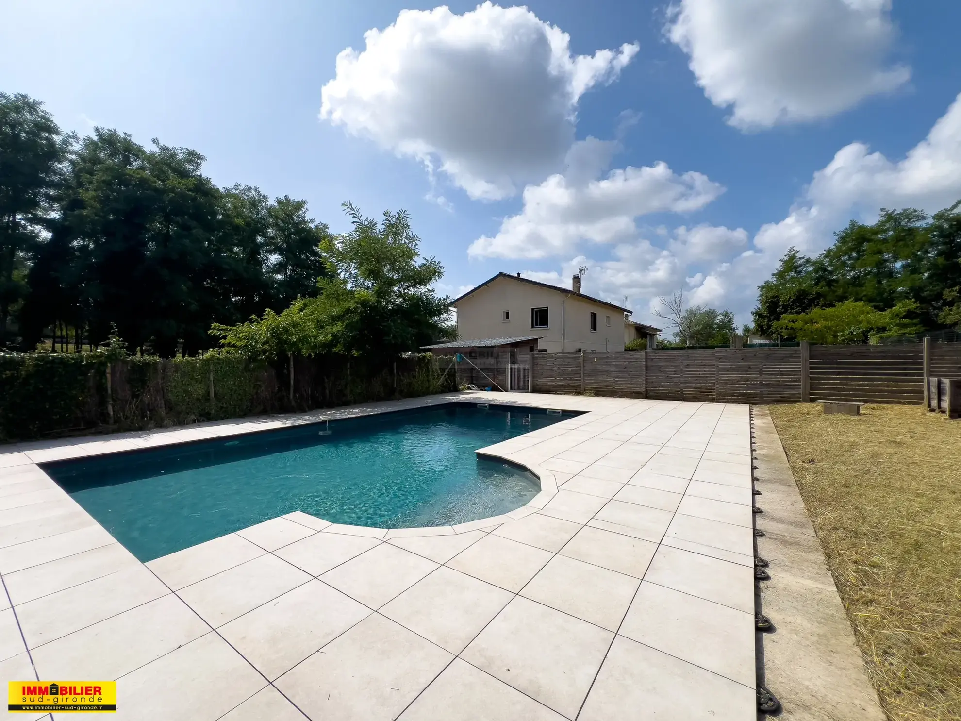 Maison familiale avec piscine à Langon - 4 chambres, grand jardin, proximité écoles et commodités 