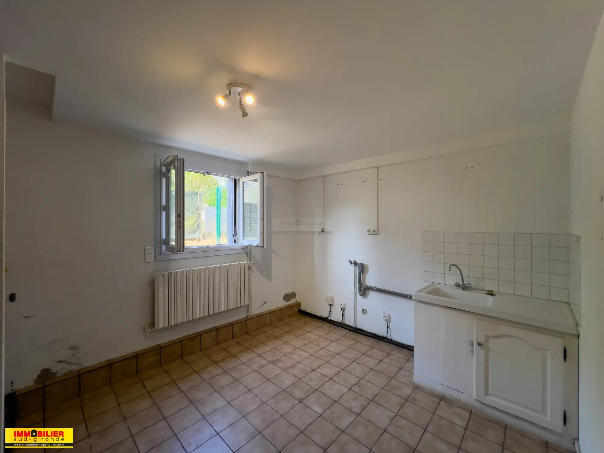 Maison familiale avec piscine à Langon - 4 chambres, grand jardin, proximité écoles et commodités 