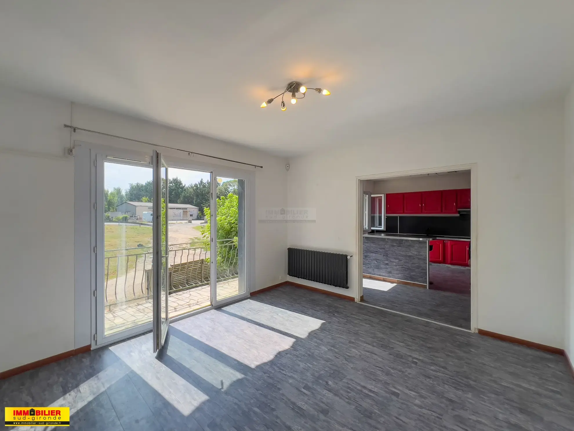 Maison familiale avec piscine à Langon - 4 chambres, grand jardin, proximité écoles et commodités 