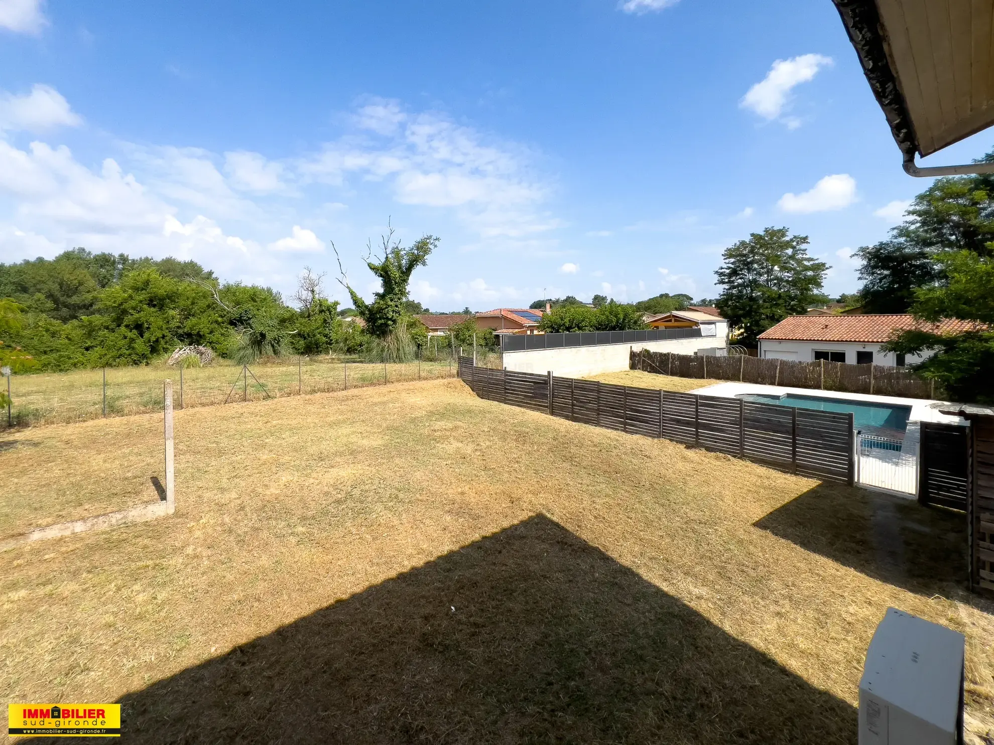 Maison familiale avec piscine à Langon - 4 chambres, grand jardin, proximité écoles et commodités 