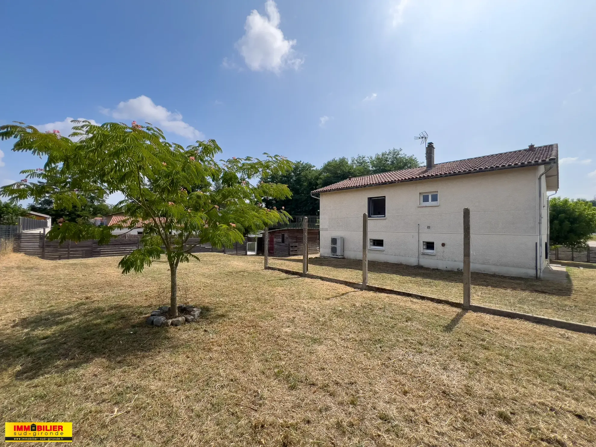 Maison familiale avec piscine à Langon - 4 chambres, grand jardin, proximité écoles et commodités 