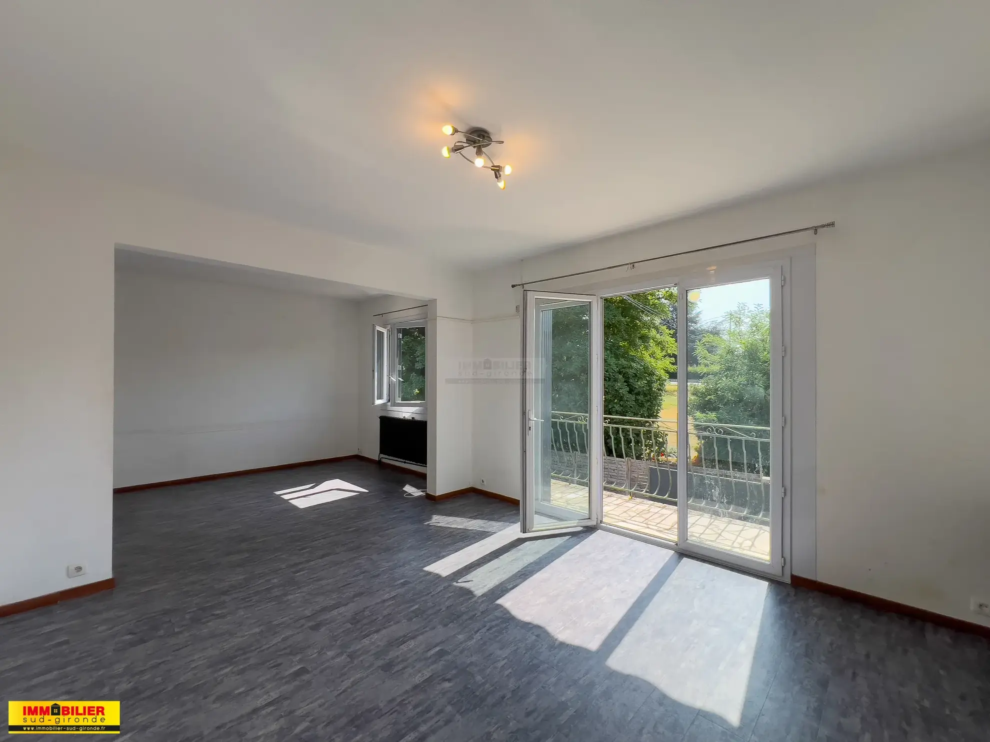 Maison familiale avec piscine à Langon - 4 chambres, grand jardin, proximité écoles et commodités 