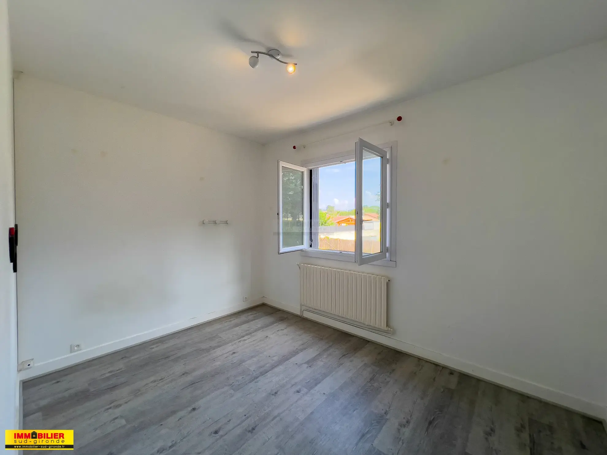 Maison familiale avec piscine à Langon - 4 chambres, grand jardin, proximité écoles et commodités 