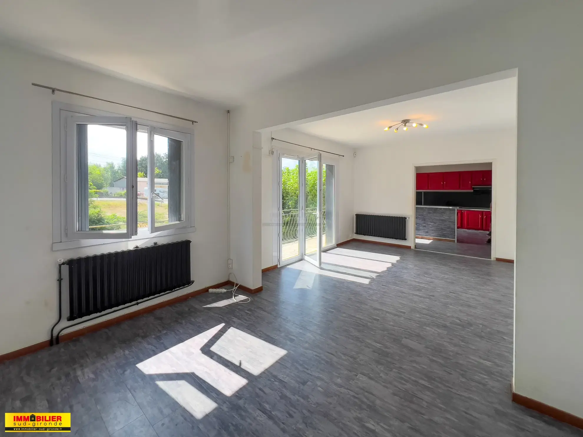 Maison familiale avec piscine à Langon - 4 chambres, grand jardin, proximité écoles et commodités 