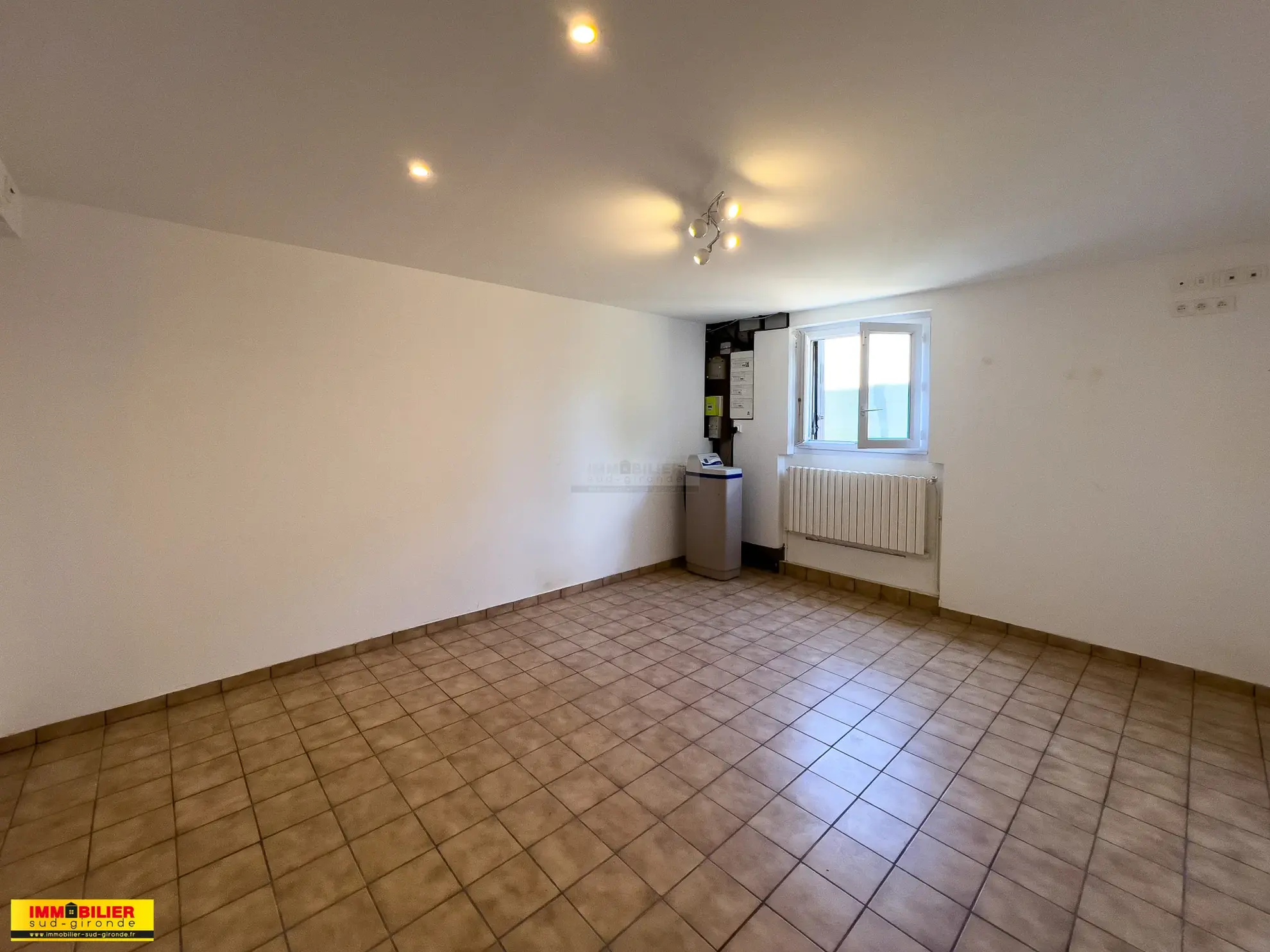 Maison familiale avec piscine à Langon - 4 chambres, grand jardin, proximité écoles et commodités 