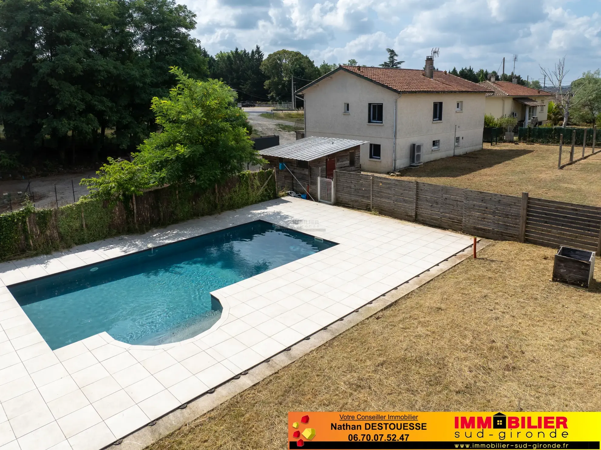 Maison familiale avec piscine à Langon - 4 chambres, grand jardin, proximité écoles et commodités