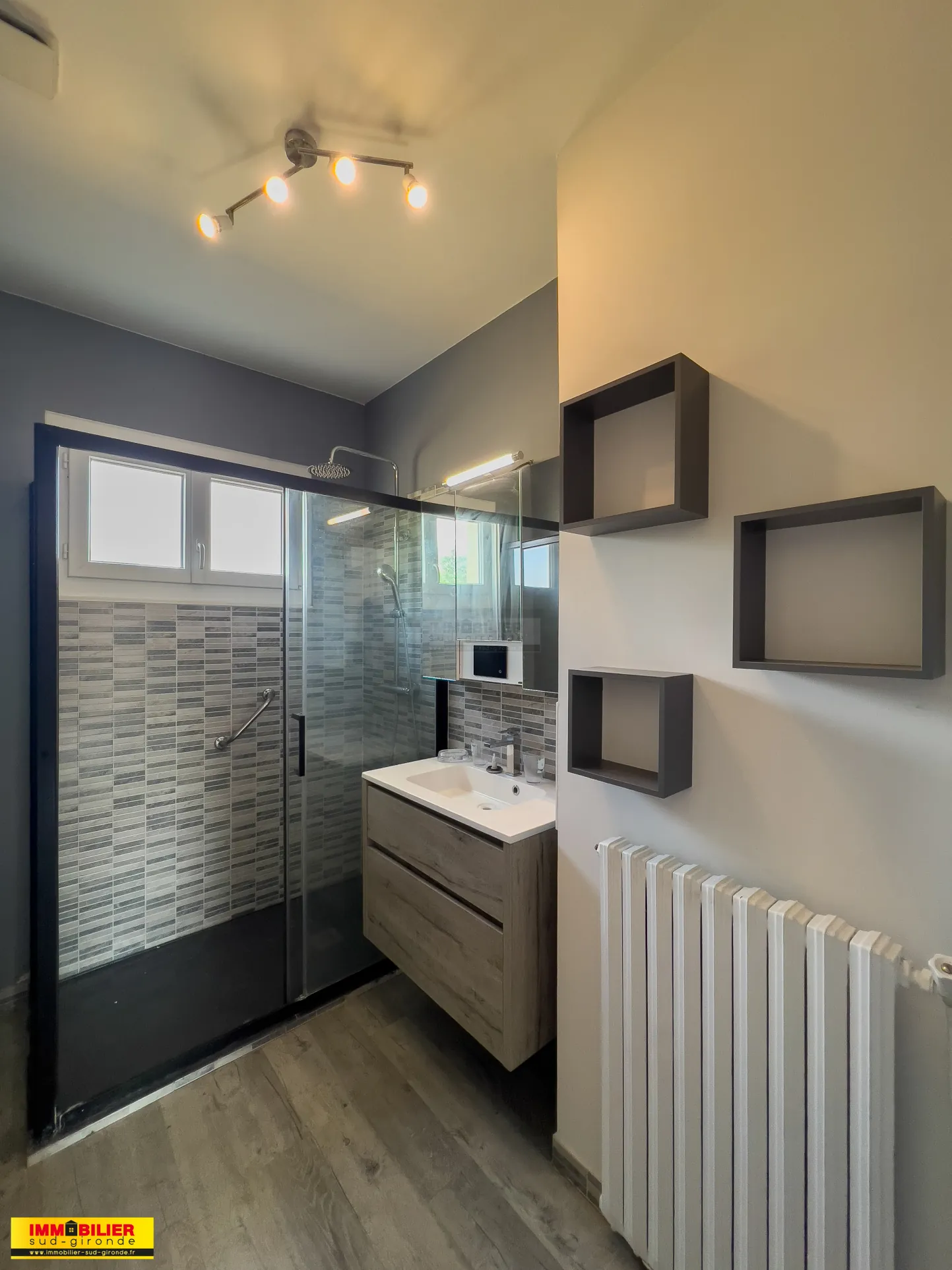 Maison familiale avec piscine à Langon - 4 chambres, grand jardin, proximité écoles et commodités 