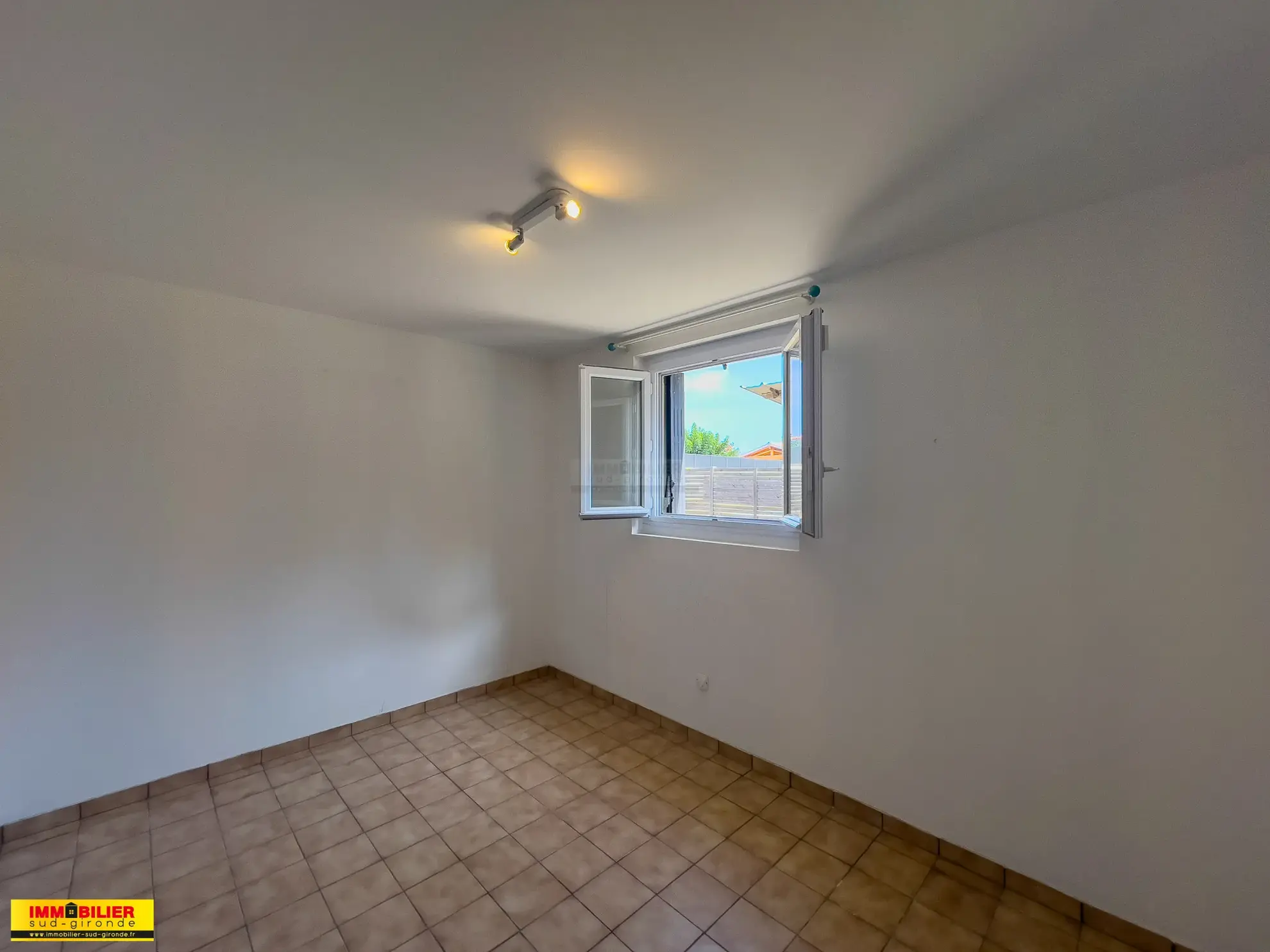 Maison familiale avec piscine à Langon - 4 chambres, grand jardin, proximité écoles et commodités 