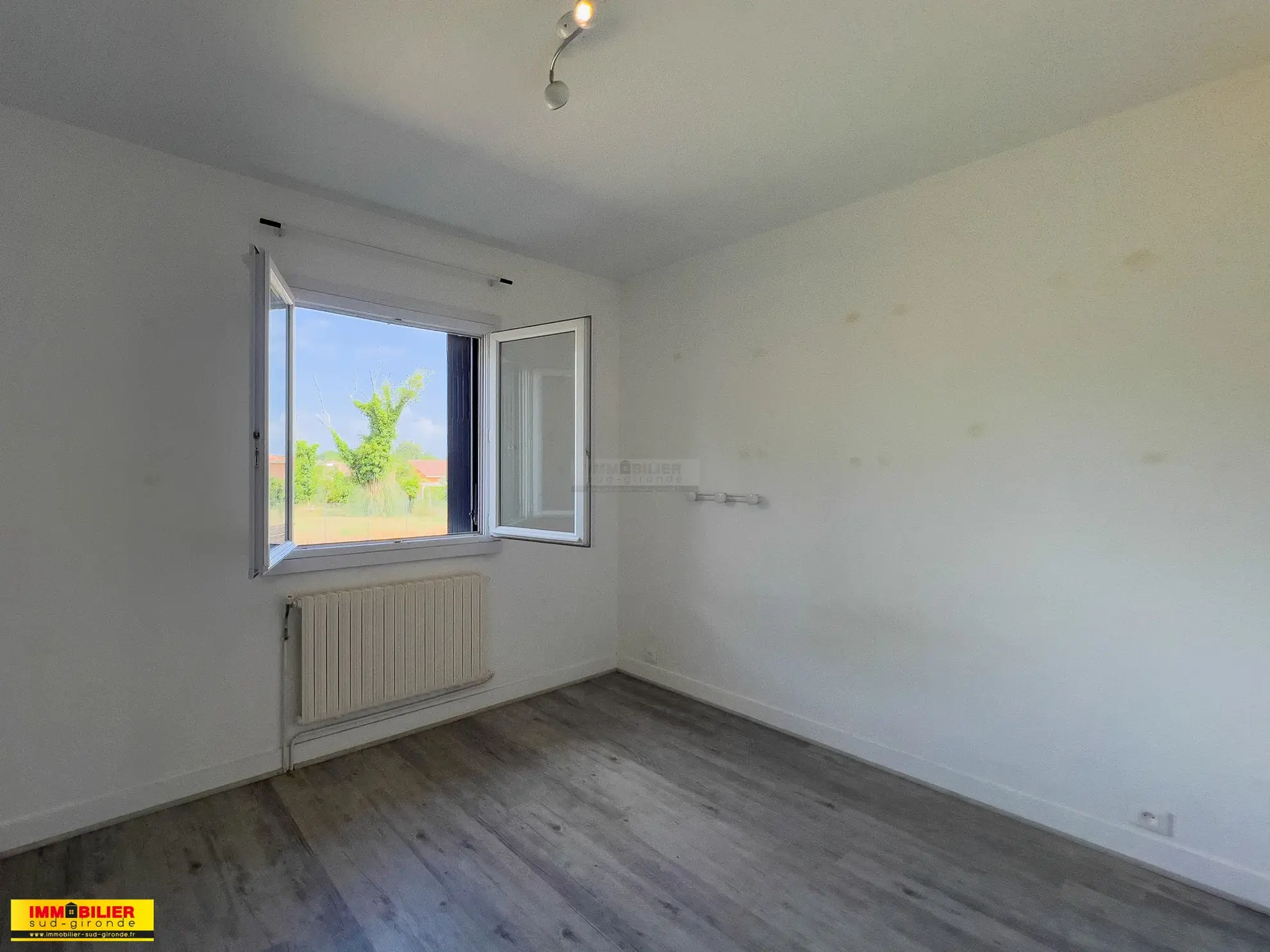 Maison familiale avec piscine à Langon - 4 chambres, grand jardin, proximité écoles et commodités 