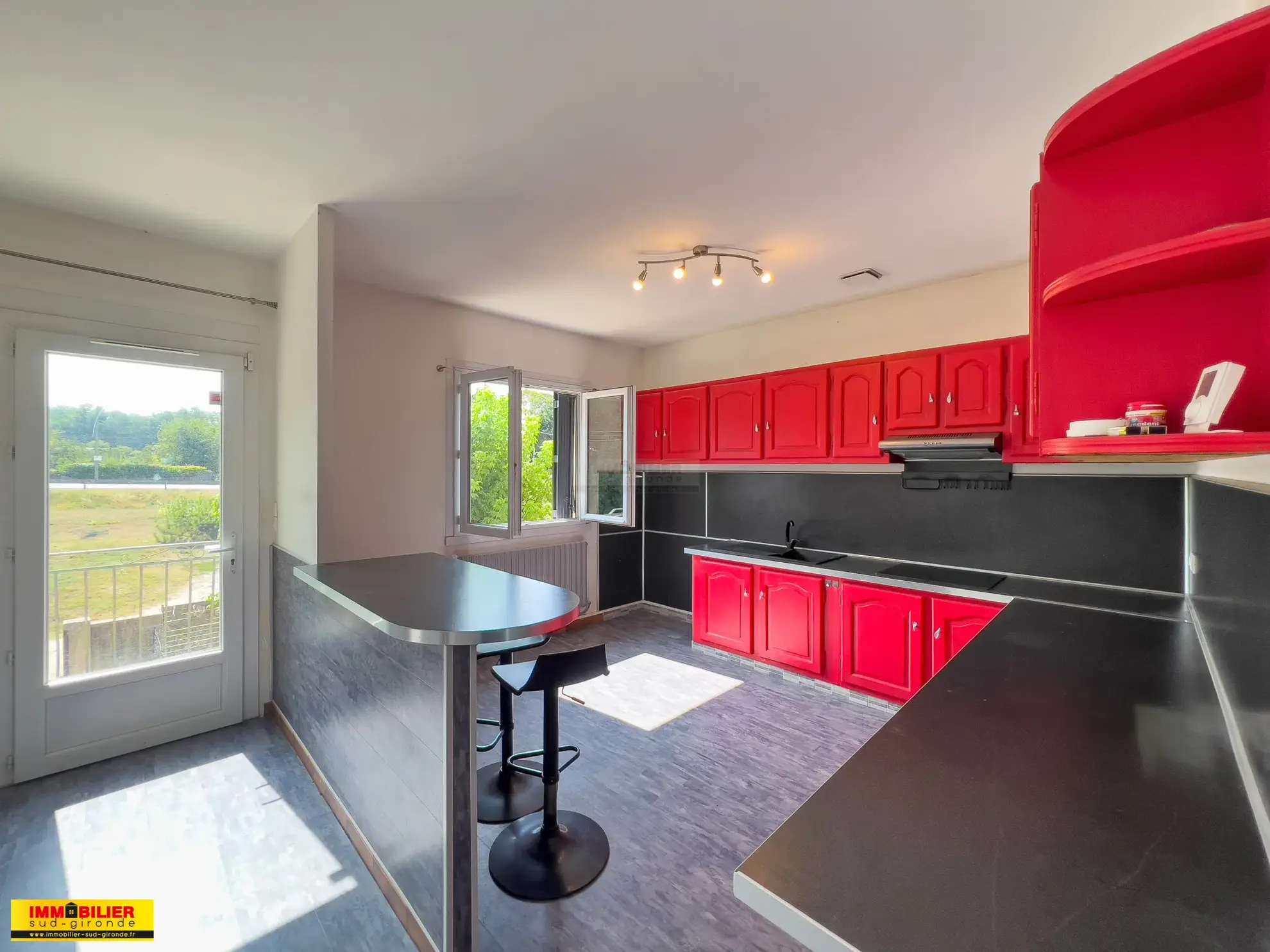 Maison familiale avec piscine à Langon - 4 chambres, grand jardin, proximité écoles et commodités 