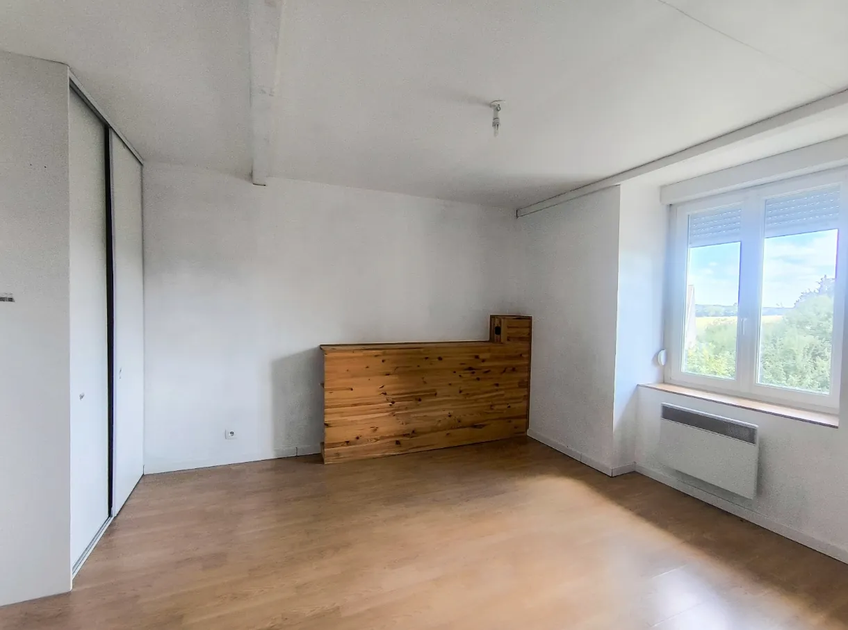 Maison en pierre à vendre à Chézy-sur-Marne avec potentiel et grand jardin 