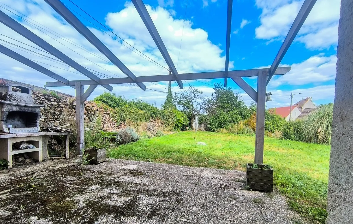 Maison en pierre à vendre à Chézy-sur-Marne avec potentiel et grand jardin 