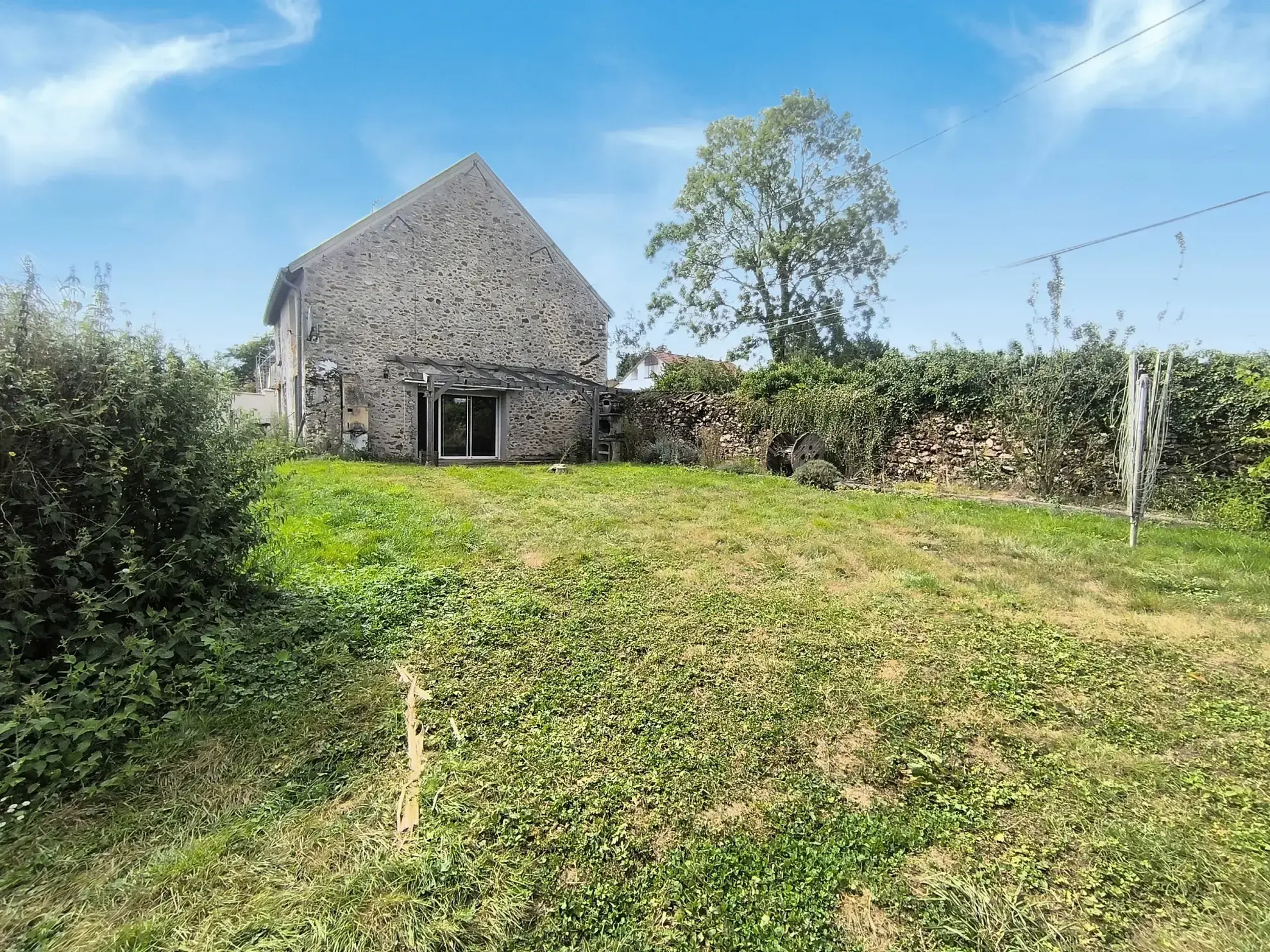 Maison en pierre à vendre à Chézy-sur-Marne avec potentiel et grand jardin 