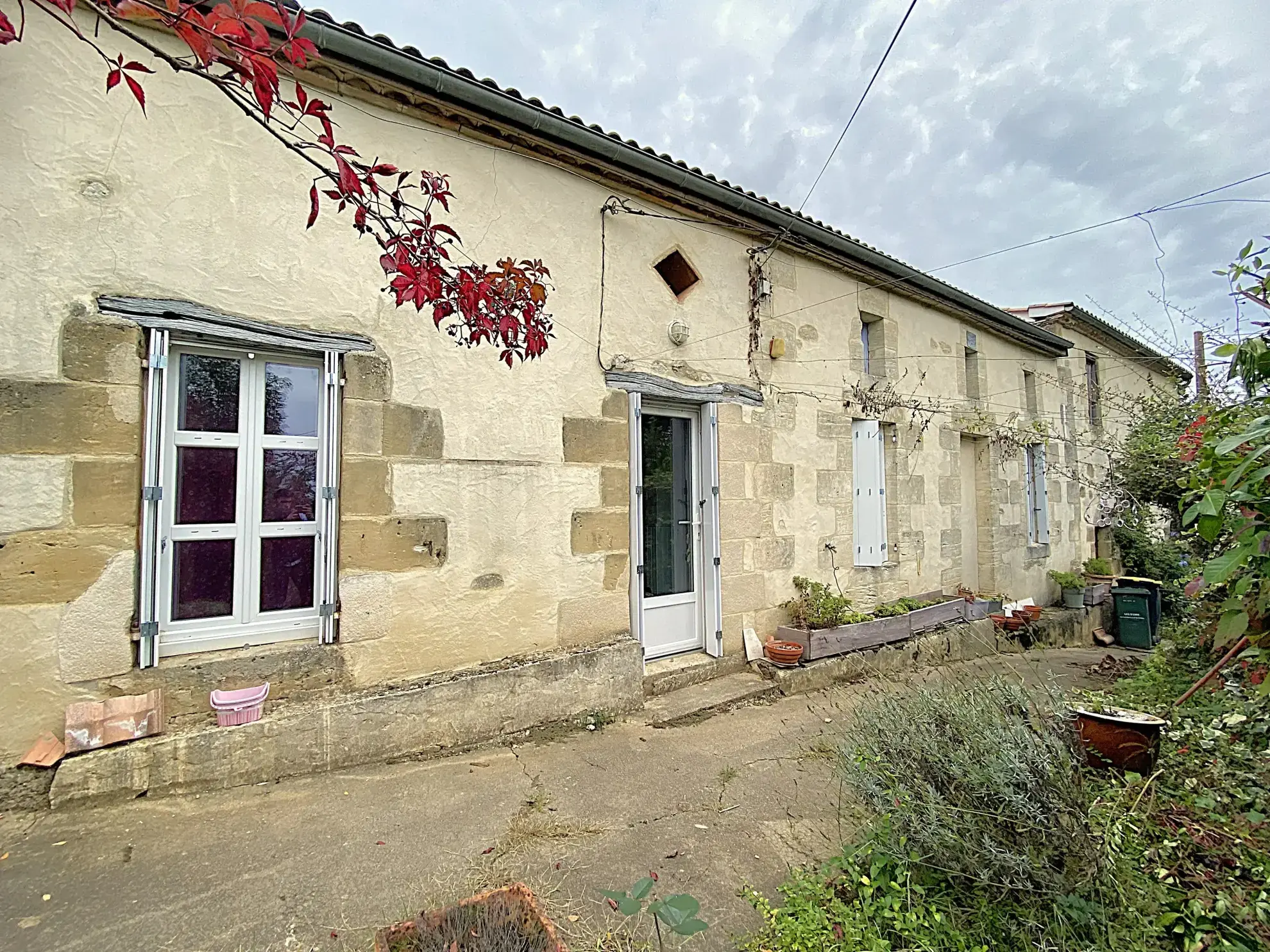 Maison en pierre de 105 m² avec grange attenante à Lamothe Landerron
