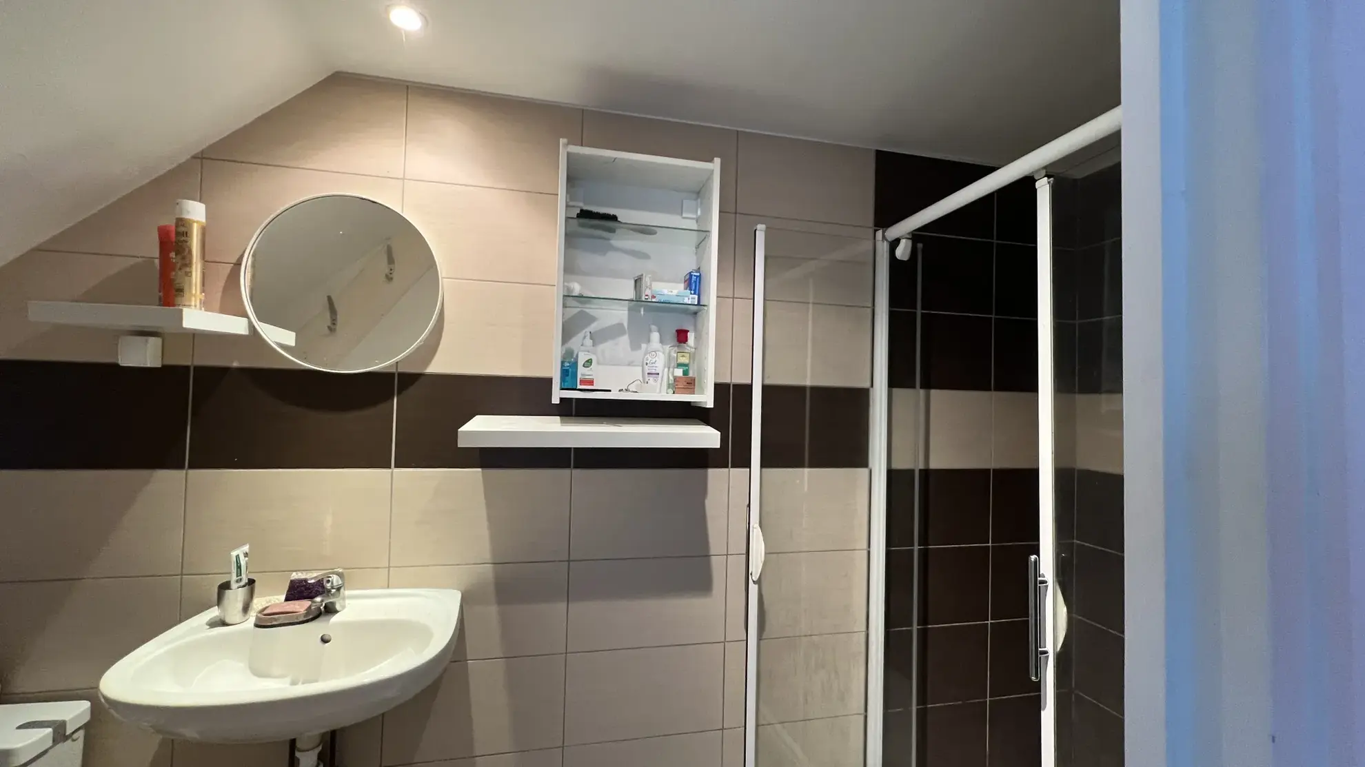 Immeuble avec ancien bar et appartement à vendre au centre d'Avallon 