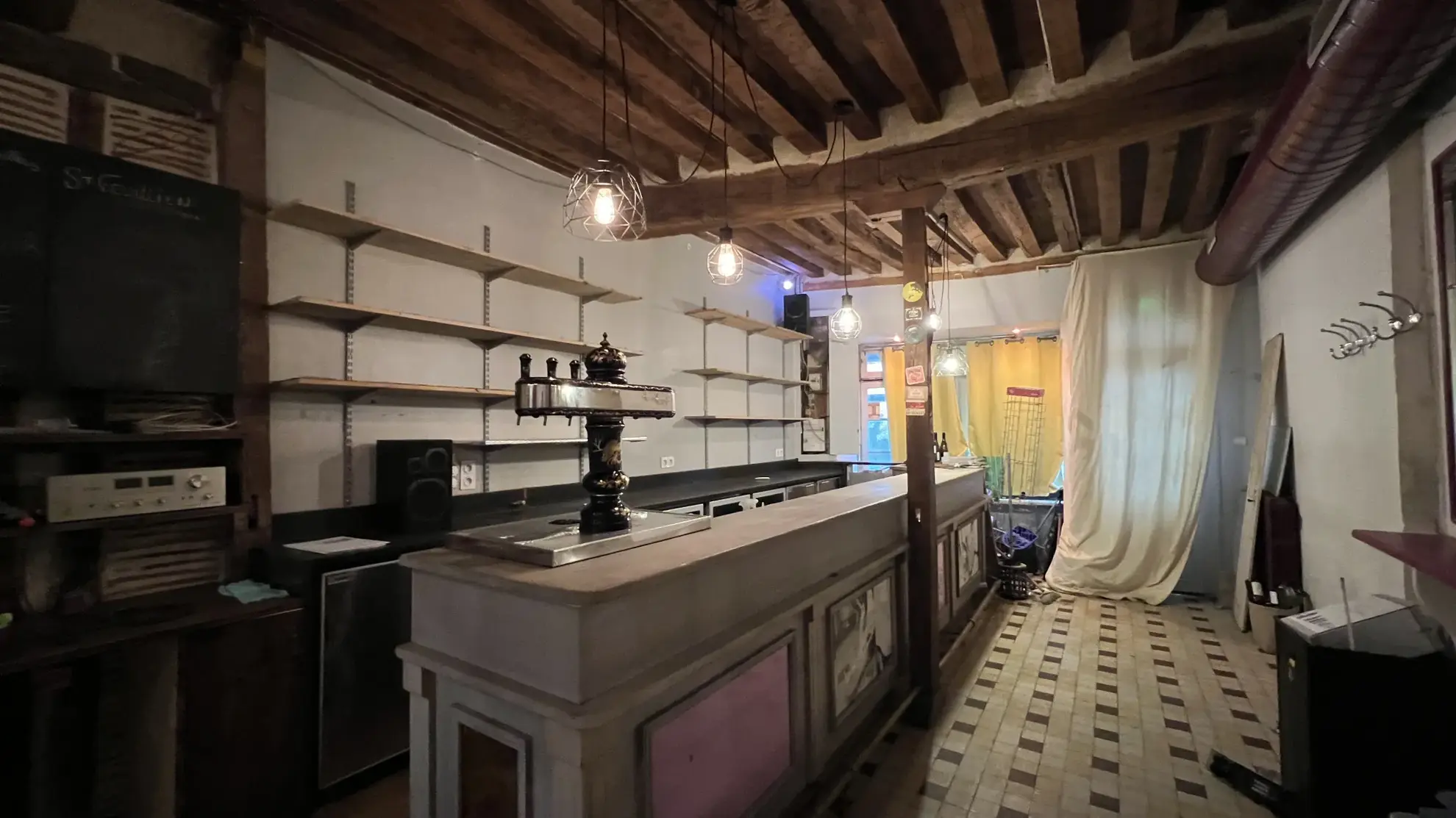 Immeuble avec ancien bar et appartement à vendre au centre d'Avallon 