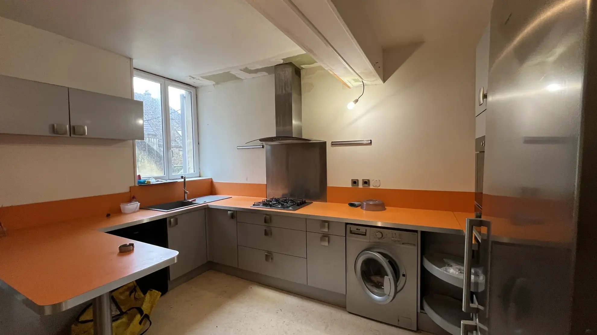 Immeuble avec ancien bar et appartement à vendre au centre d'Avallon 