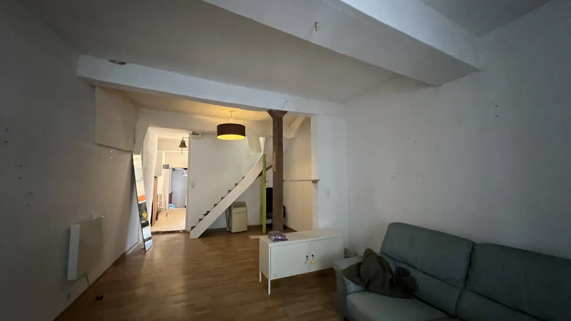 Immeuble avec ancien bar et appartement à vendre au centre d'Avallon 