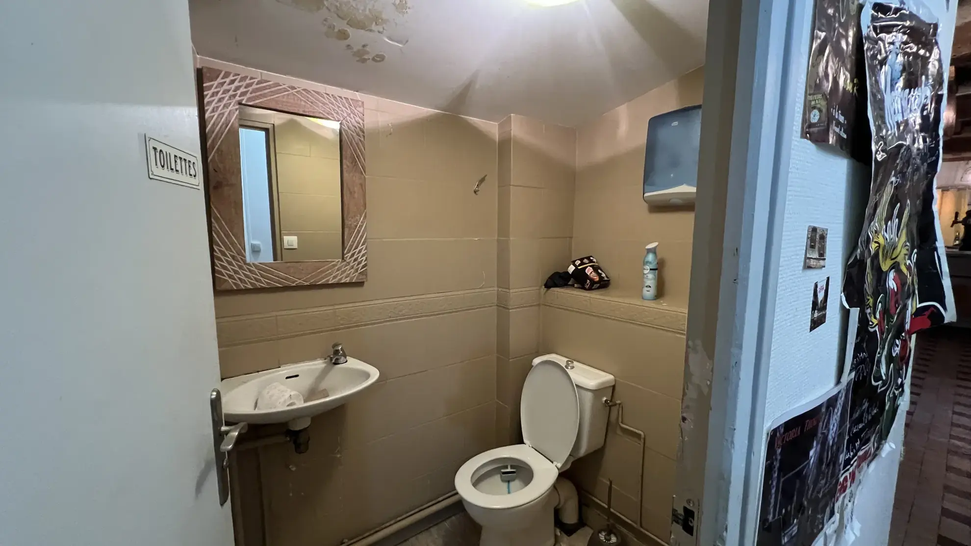 Immeuble avec ancien bar et appartement à vendre au centre d'Avallon 