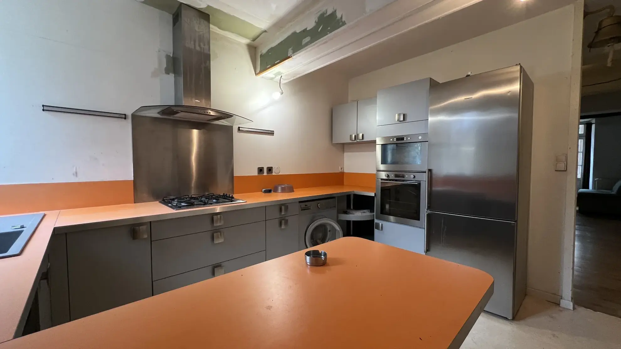 Immeuble avec ancien bar et appartement à vendre au centre d'Avallon 