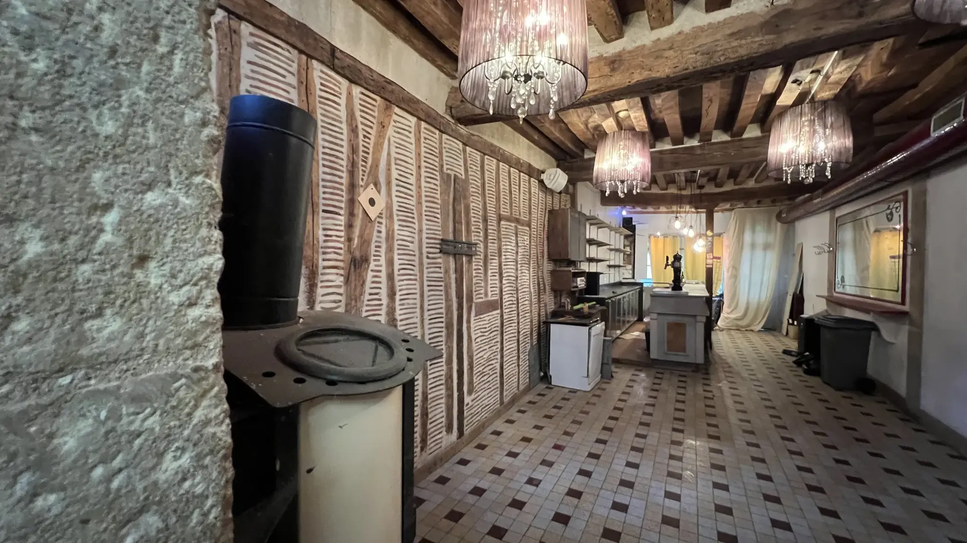 Immeuble avec ancien bar et appartement à vendre au centre d'Avallon 