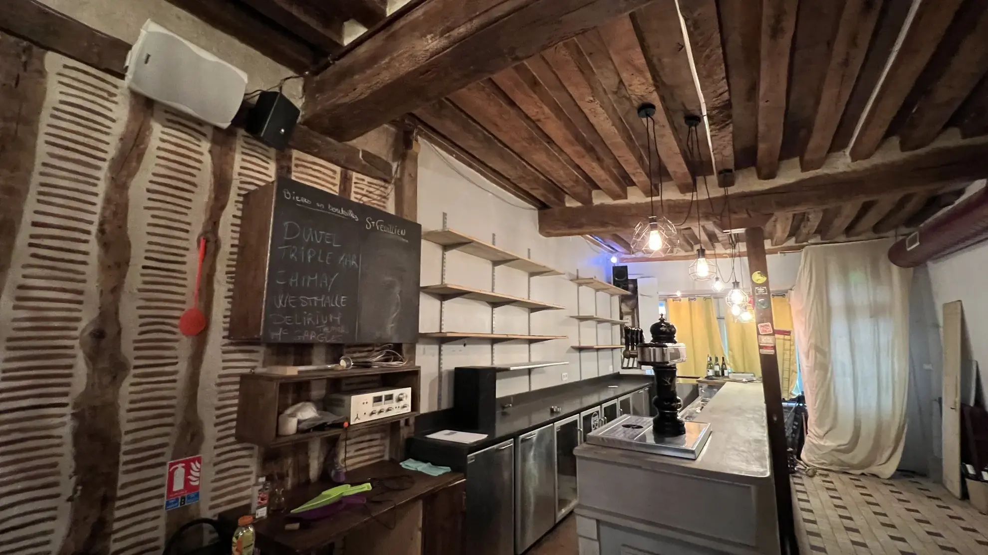 Immeuble avec ancien bar et appartement à vendre au centre d'Avallon 