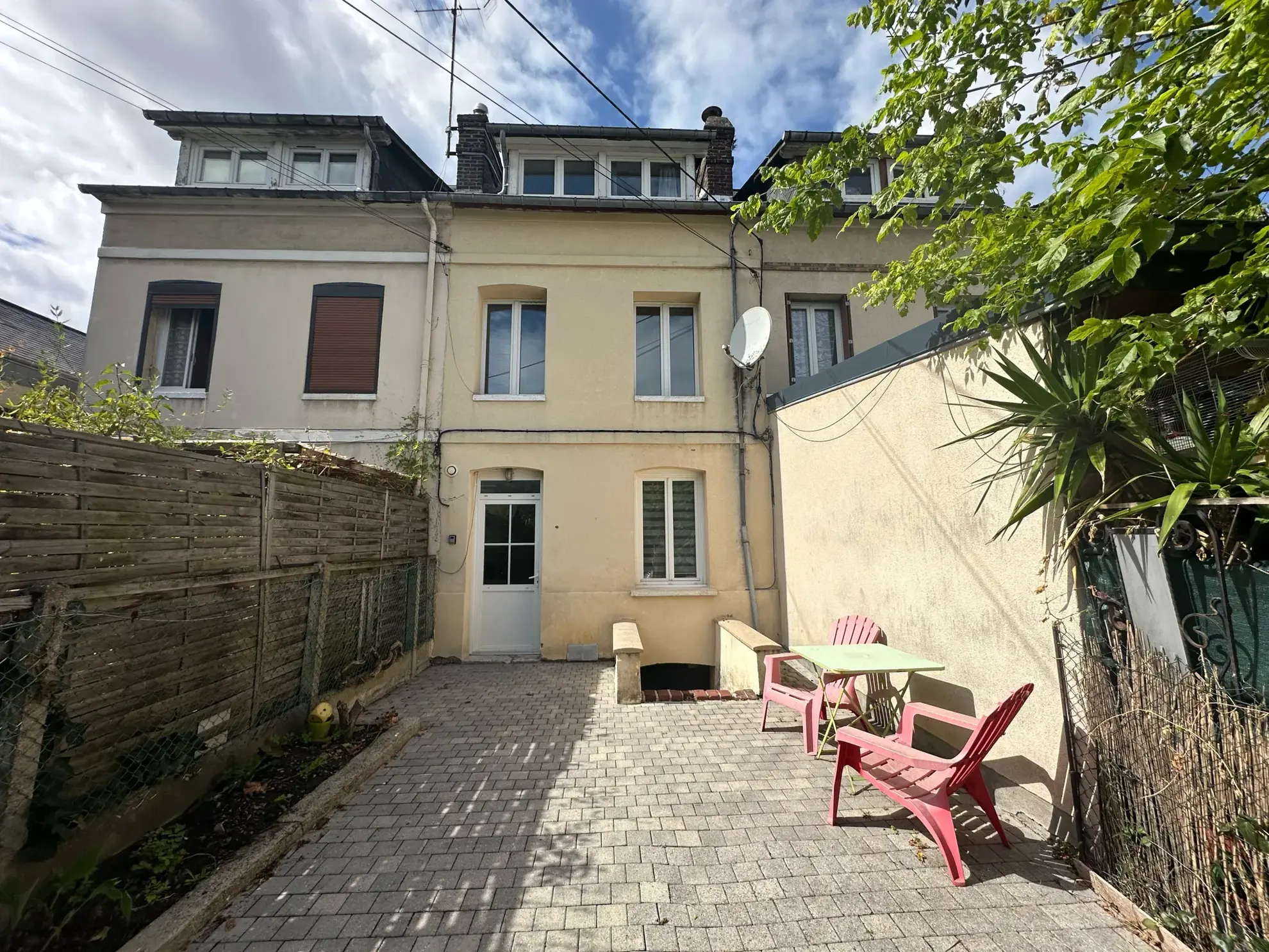 Maison de ville à Petit-Quevilly avec 2 chambres, cour privée et commodités proches