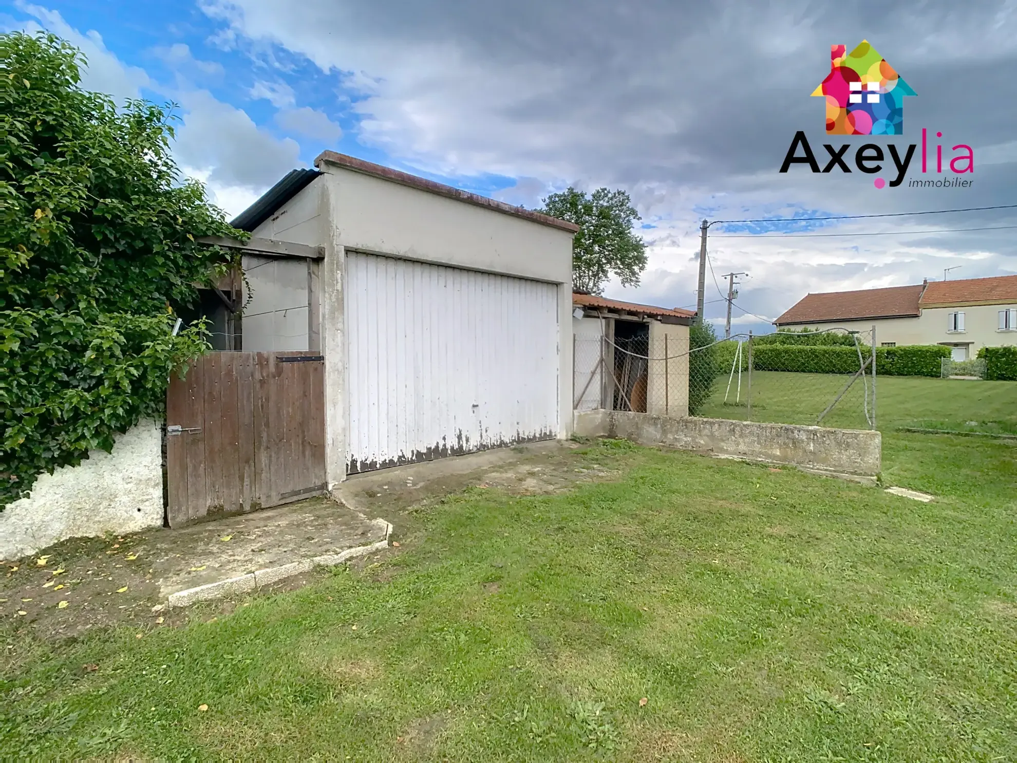 Maison à vendre à Villerest avec terrasse, garage et grand terrain - 1182 m² 