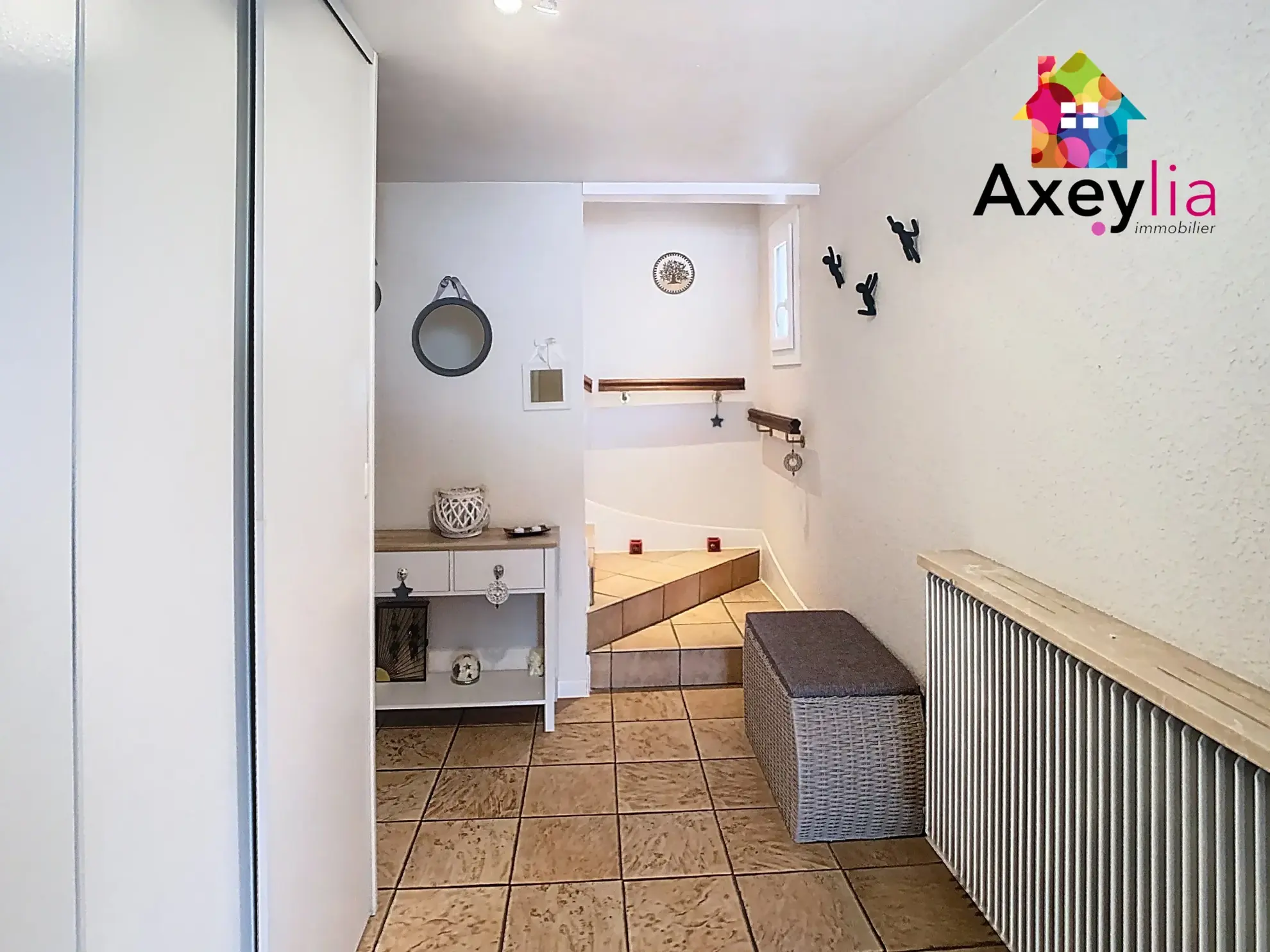 Maison à vendre à Villerest avec terrasse, garage et grand terrain - 1182 m² 