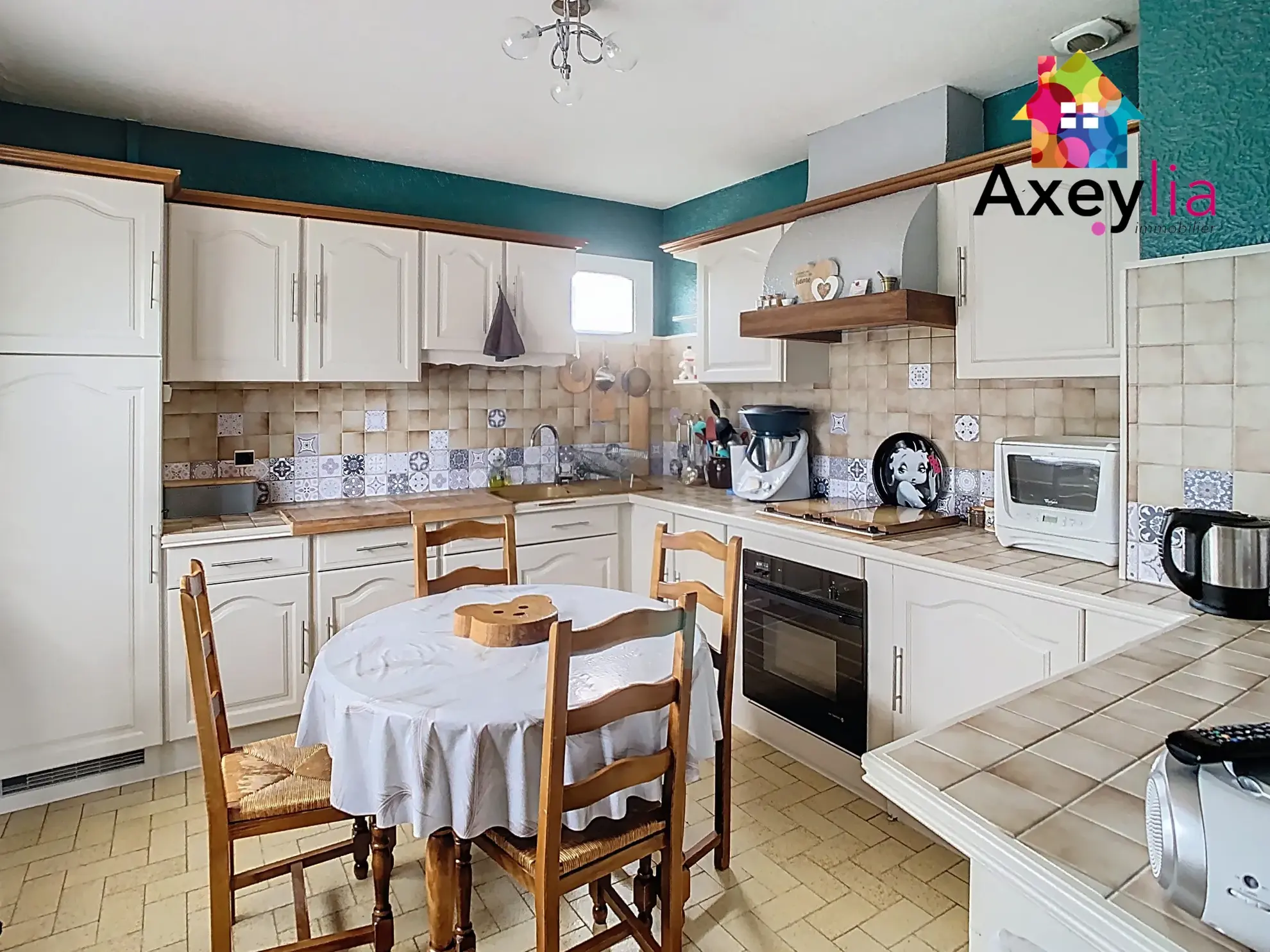 Maison à vendre à Villerest avec terrasse, garage et grand terrain - 1182 m² 