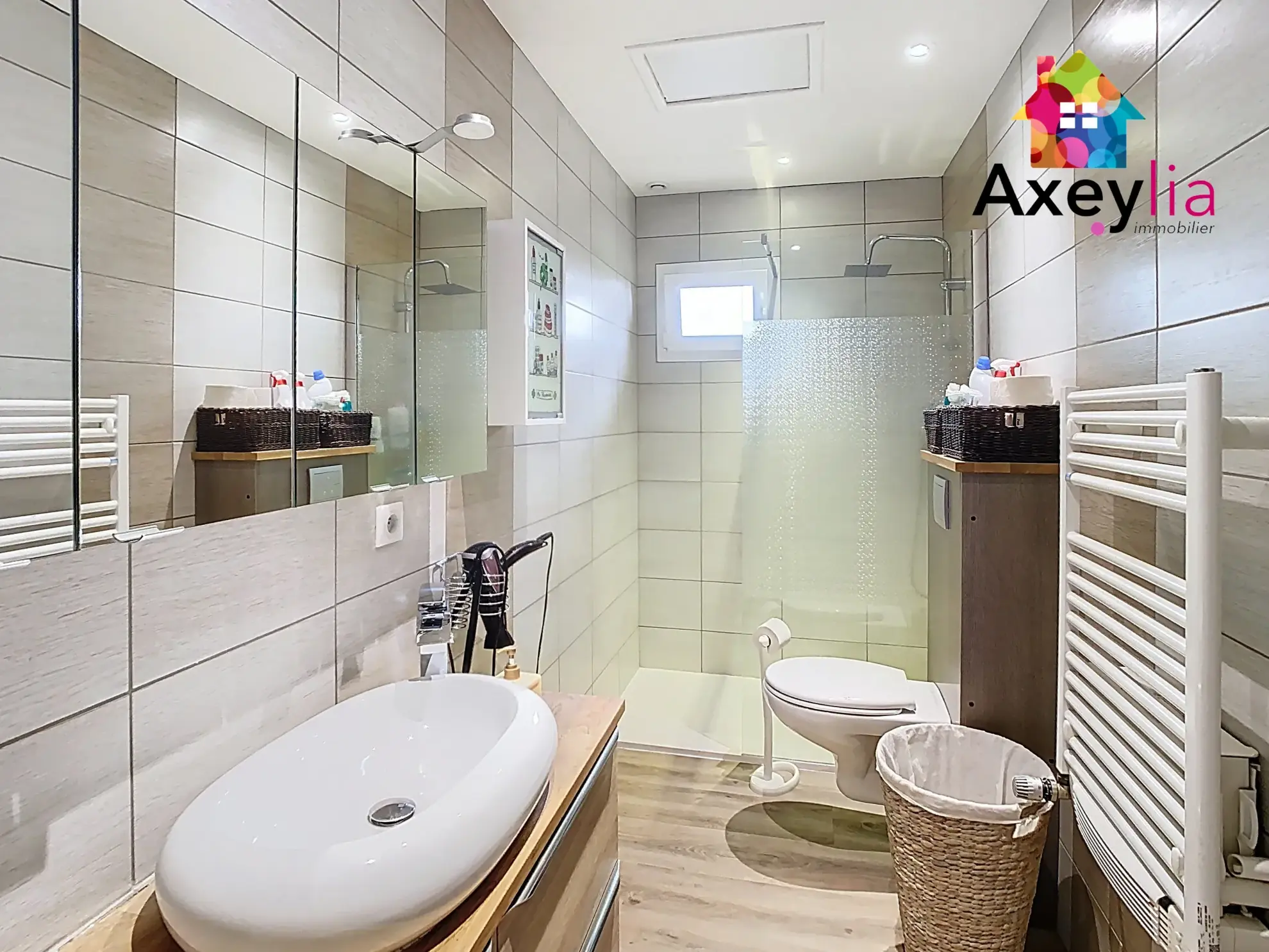 Maison à vendre à Villerest avec terrasse, garage et grand terrain - 1182 m² 