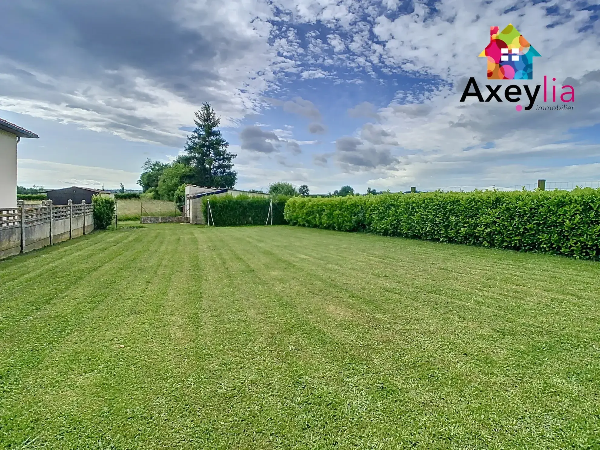 Maison à vendre à Villerest avec terrasse, garage et grand terrain - 1182 m² 