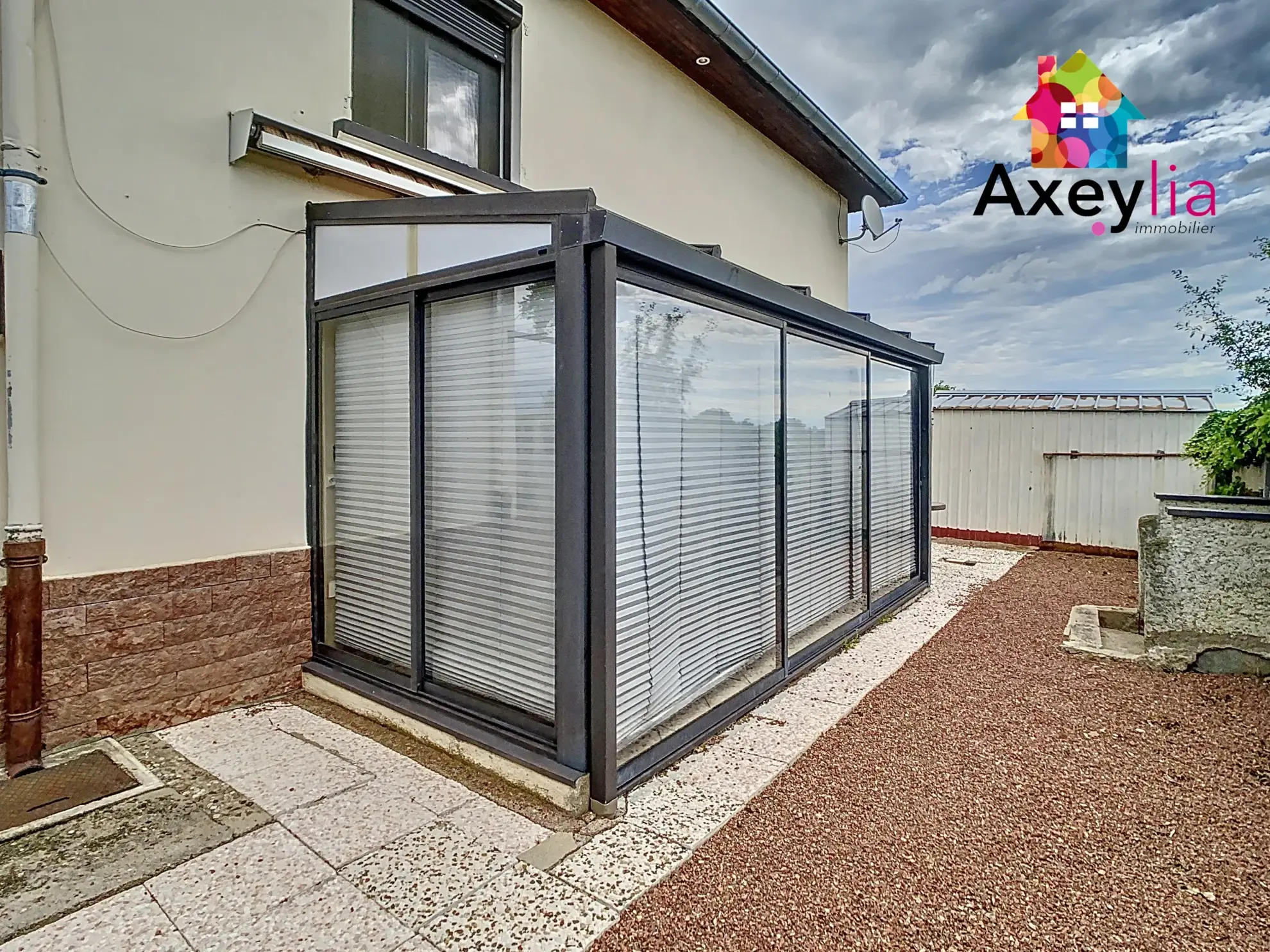 Maison à vendre à Villerest avec terrasse, garage et grand terrain - 1182 m² 