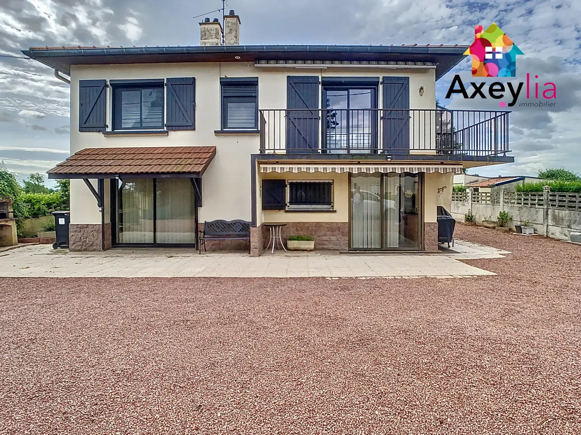 Maison à vendre à Villerest avec terrasse, garage et grand terrain - 1182 m²