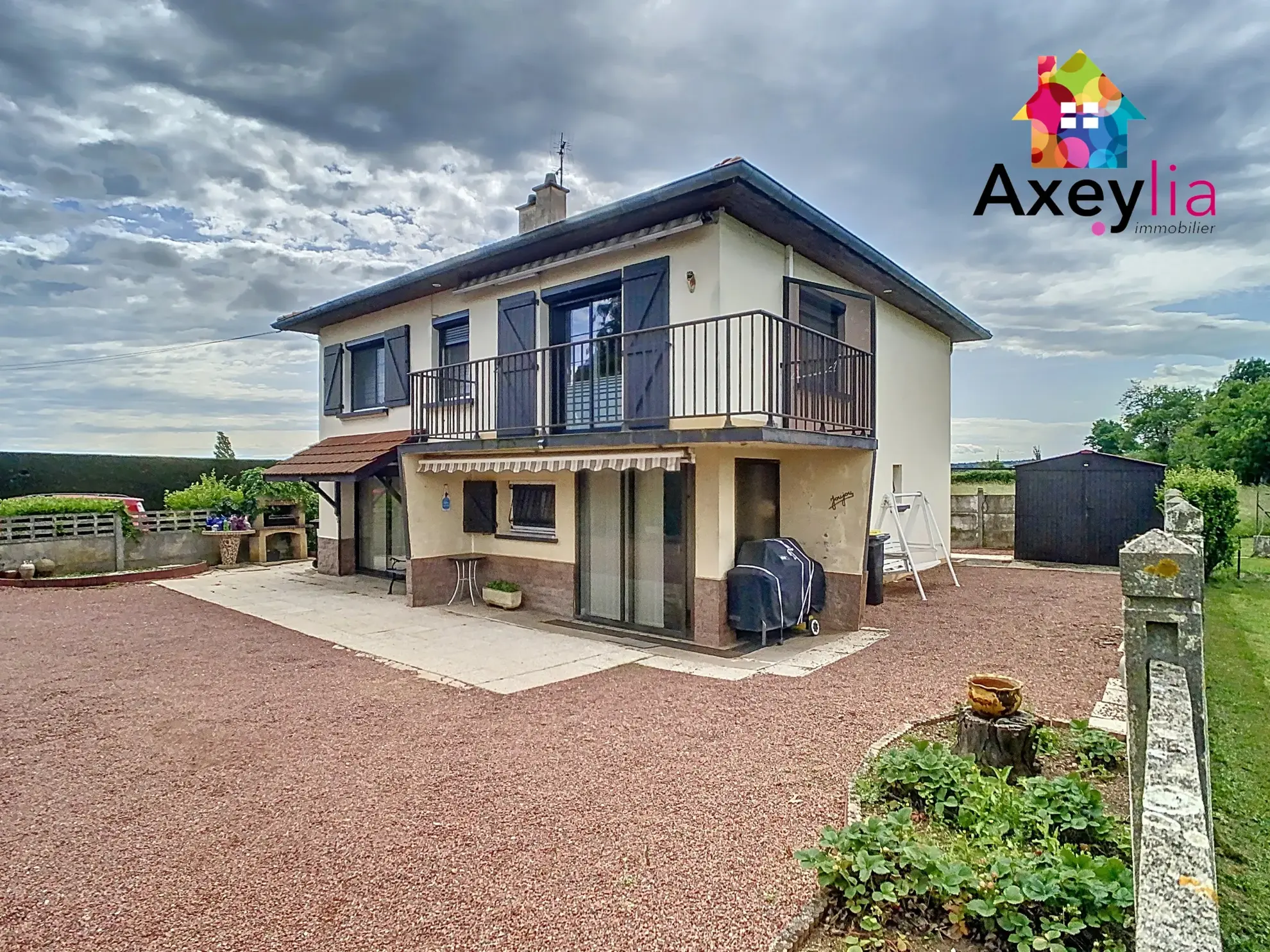 Maison à vendre à Villerest avec terrasse, garage et grand terrain - 1182 m² 
