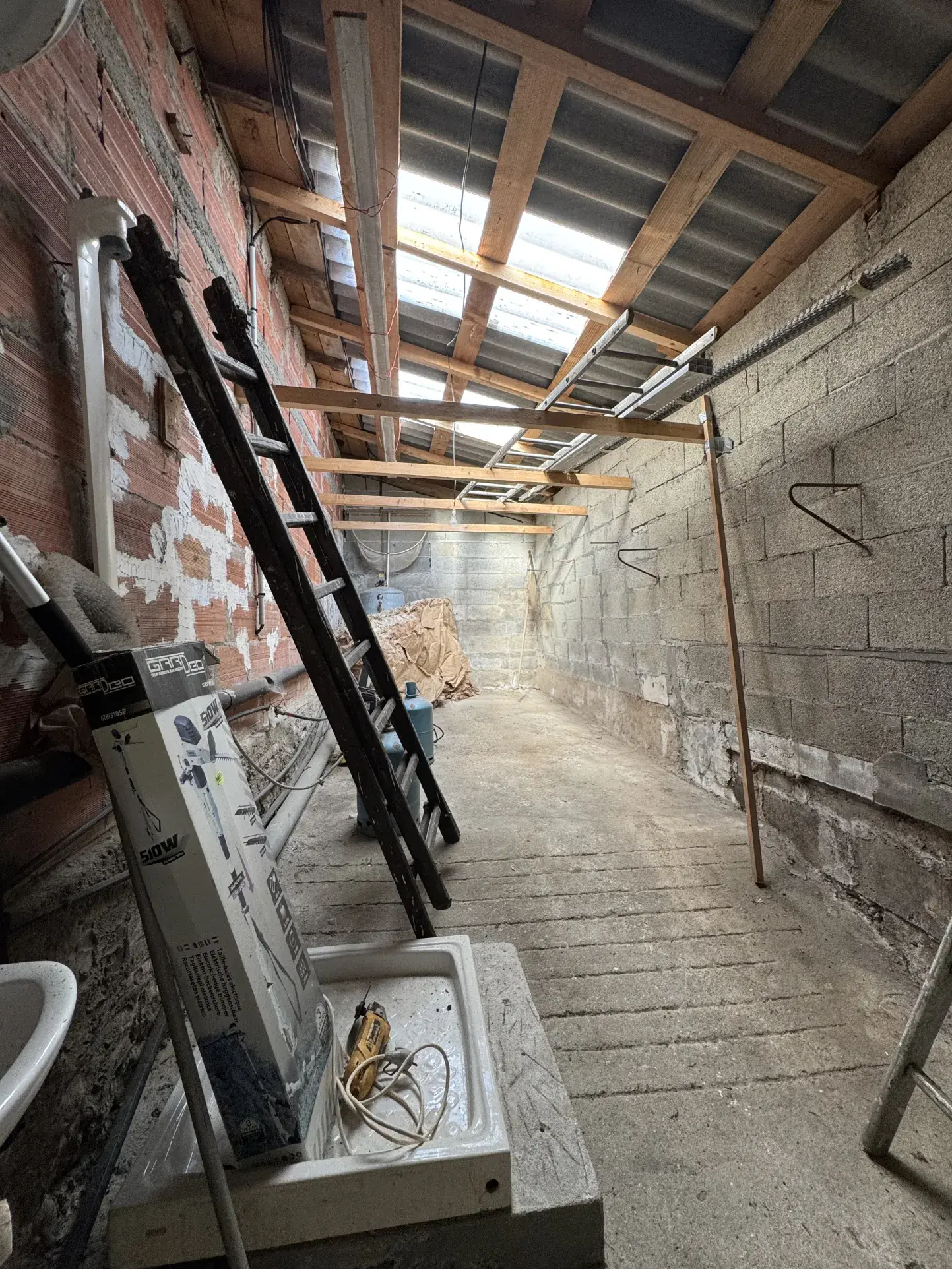 Maison à rénover de 63 m² à Meschers-sur-Gironde avec dépendance et grand terrain 