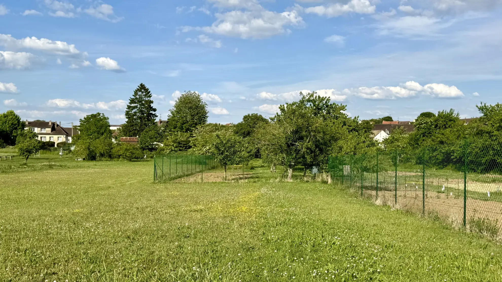 À vendre terrain constructible de 318 m² à Chambry, proche de Meaux 