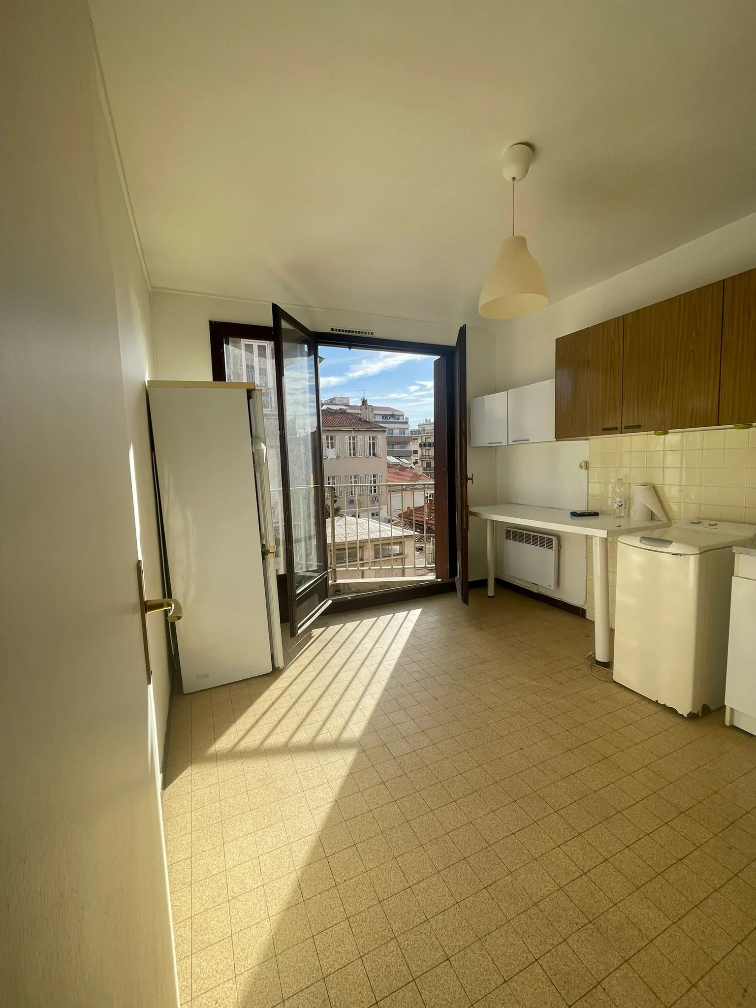 Appartement de 30 m² avec cave à Marseille 13005, proximité métro et commodités 