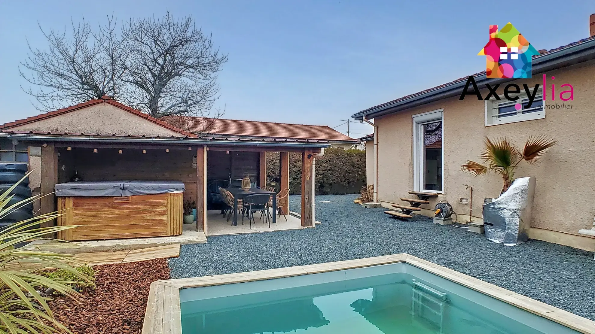 Maison à vendre à Briennon avec 4 chambres, piscine et jacuzzi - Immobilier résidentiel 