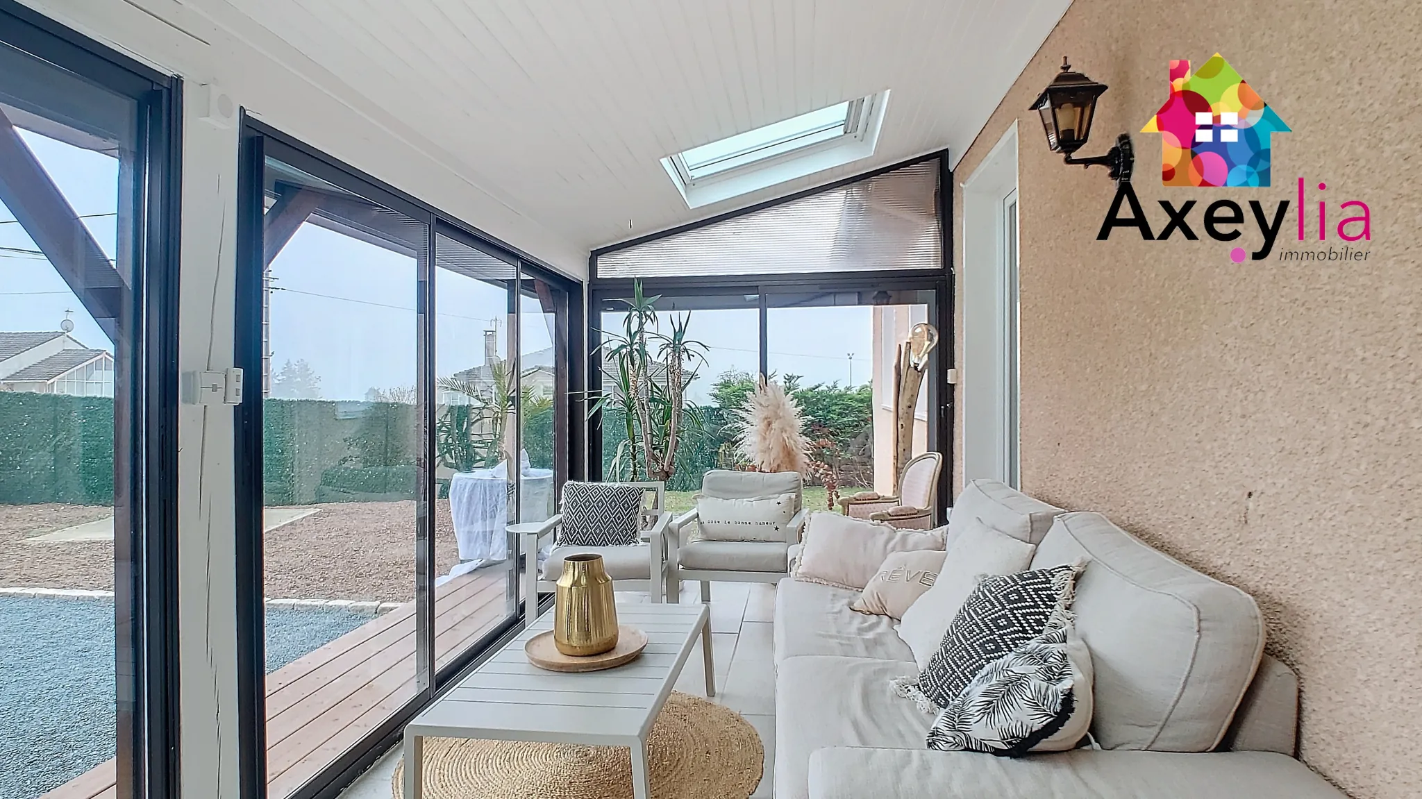 Maison à vendre à Briennon avec 4 chambres, piscine et jacuzzi - Immobilier résidentiel 