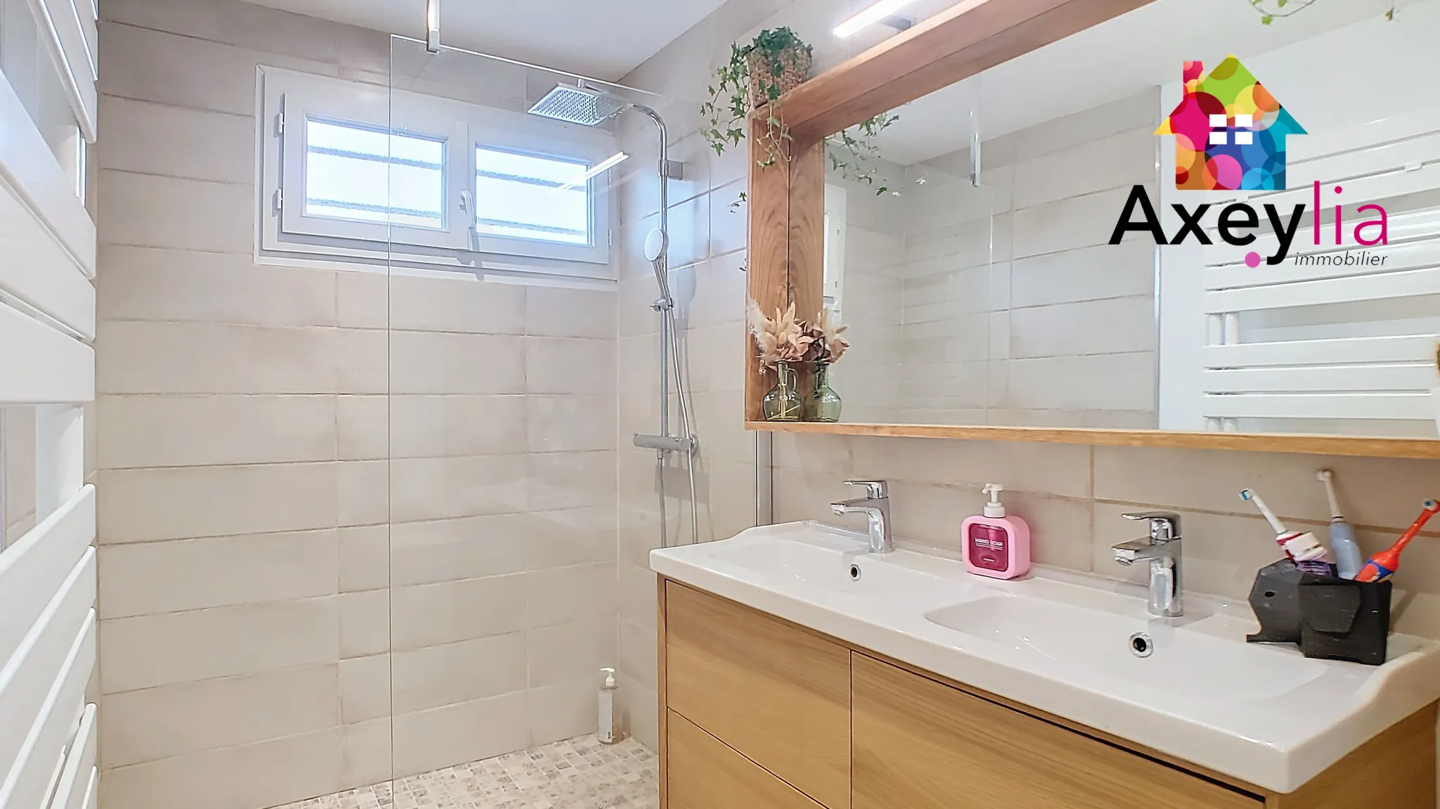 Maison à vendre à Briennon avec 4 chambres, piscine et jacuzzi - Immobilier résidentiel 