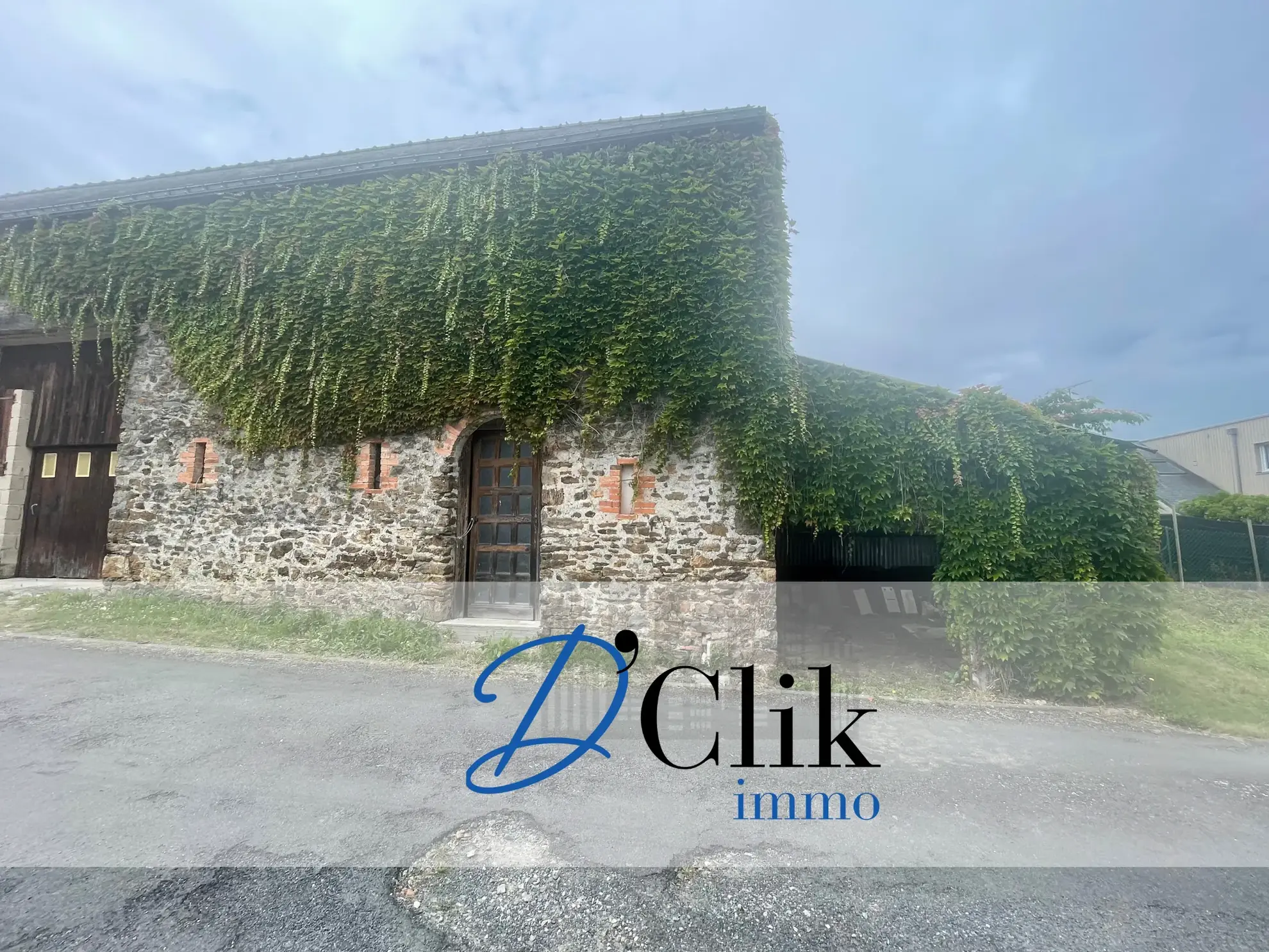 Maison en pierre à rénover de 117 m² à Genest Saint Isle avec terrasse et garage 