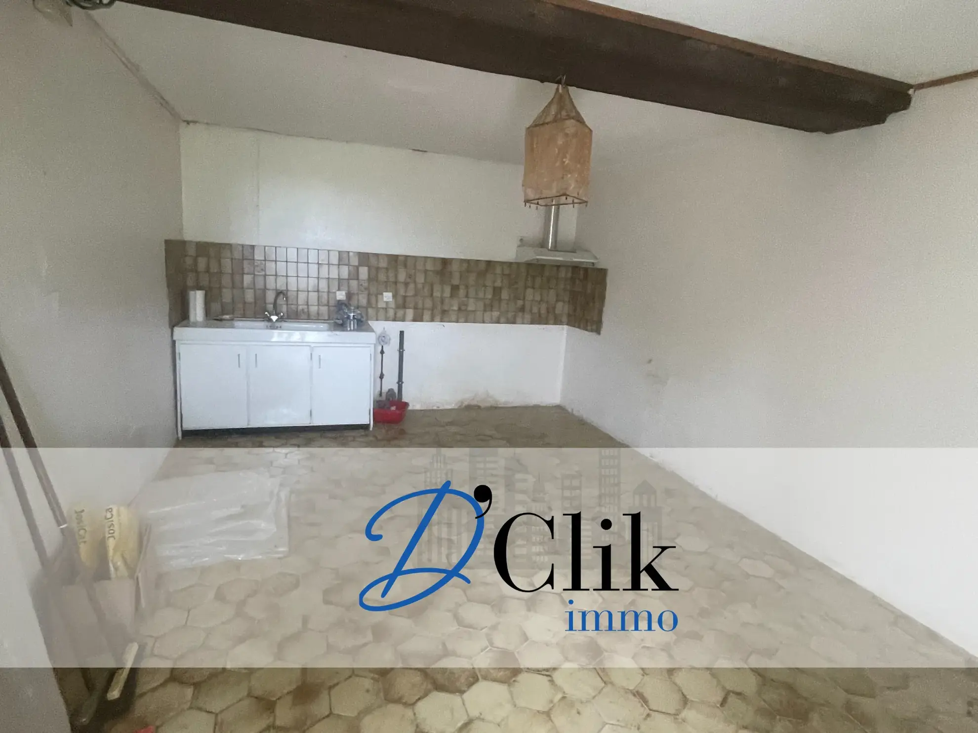 Maison en pierre à rénover de 117 m² à Genest Saint Isle avec terrasse et garage 