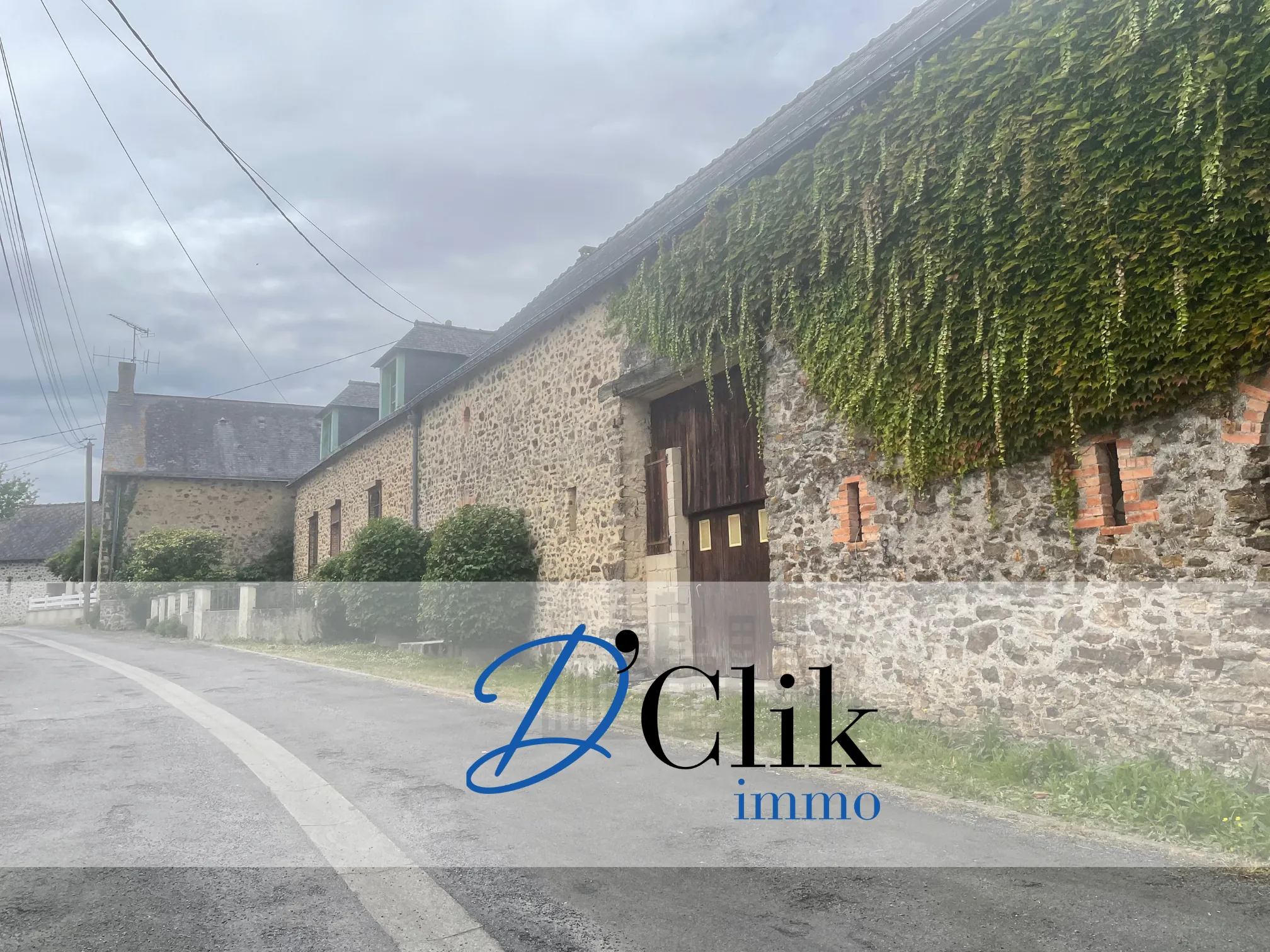 Maison en pierre à rénover de 117 m² à Genest Saint Isle avec terrasse et garage 