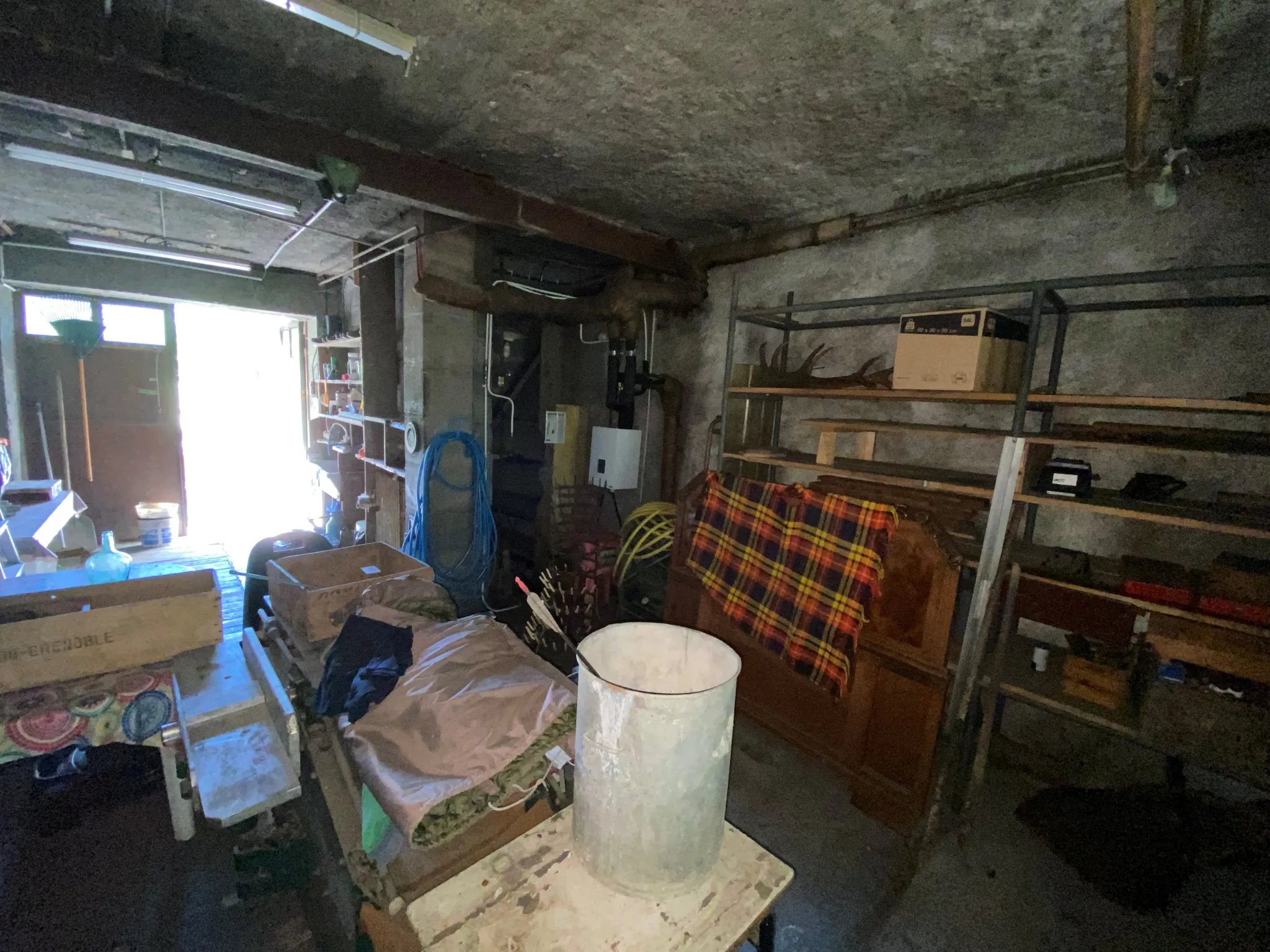 Maison mitoyenne à rénover en plein centre de Sainte-Marie-de-Cuines 