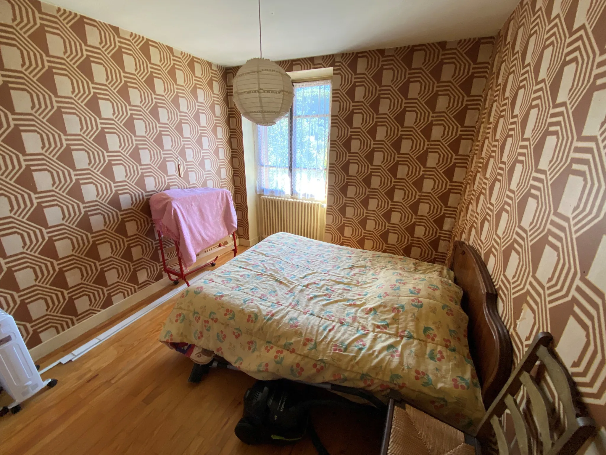 Maison mitoyenne à rénover en plein centre de Sainte-Marie-de-Cuines 