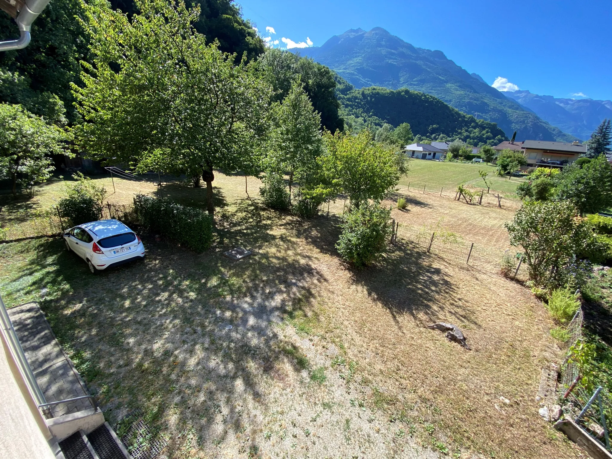 Maison mitoyenne à rénover en plein centre de Sainte-Marie-de-Cuines 