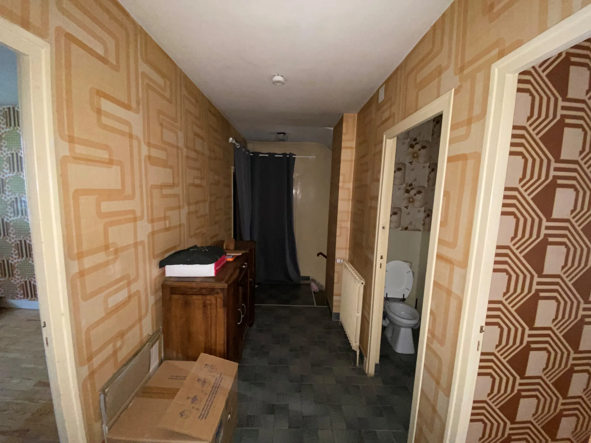 Maison mitoyenne à rénover en plein centre de Sainte-Marie-de-Cuines 